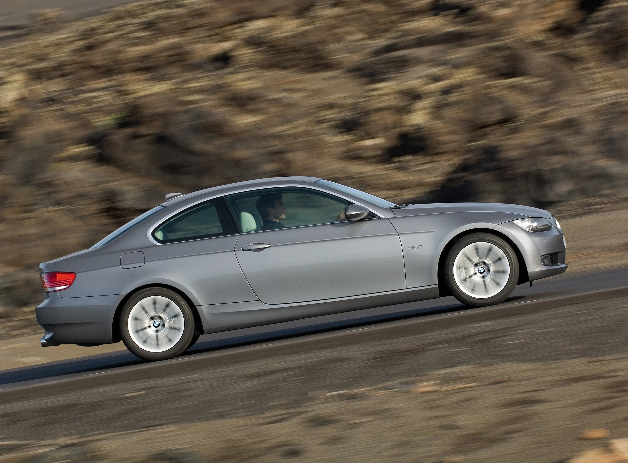 BMW 3er Coupé E92 Aussenansicht Seite dynamisch grau