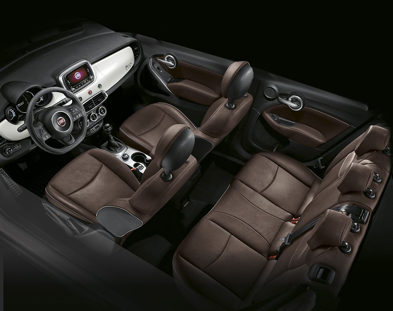 Innenansicht eines Autos mit braunen Ledersitzen, modernem Armaturenbrett und Lenkrad. Vier Sitze sichtbar, elegant und stilvoll gestaltet.