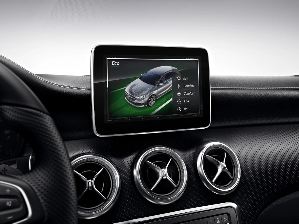 Nahaufnahme eines Auto-Innenraums mit Display, das eine grafische Darstellung des Fahrmodus anzeigt. Lüftungsgitter im Armaturenbrett sichtbar.