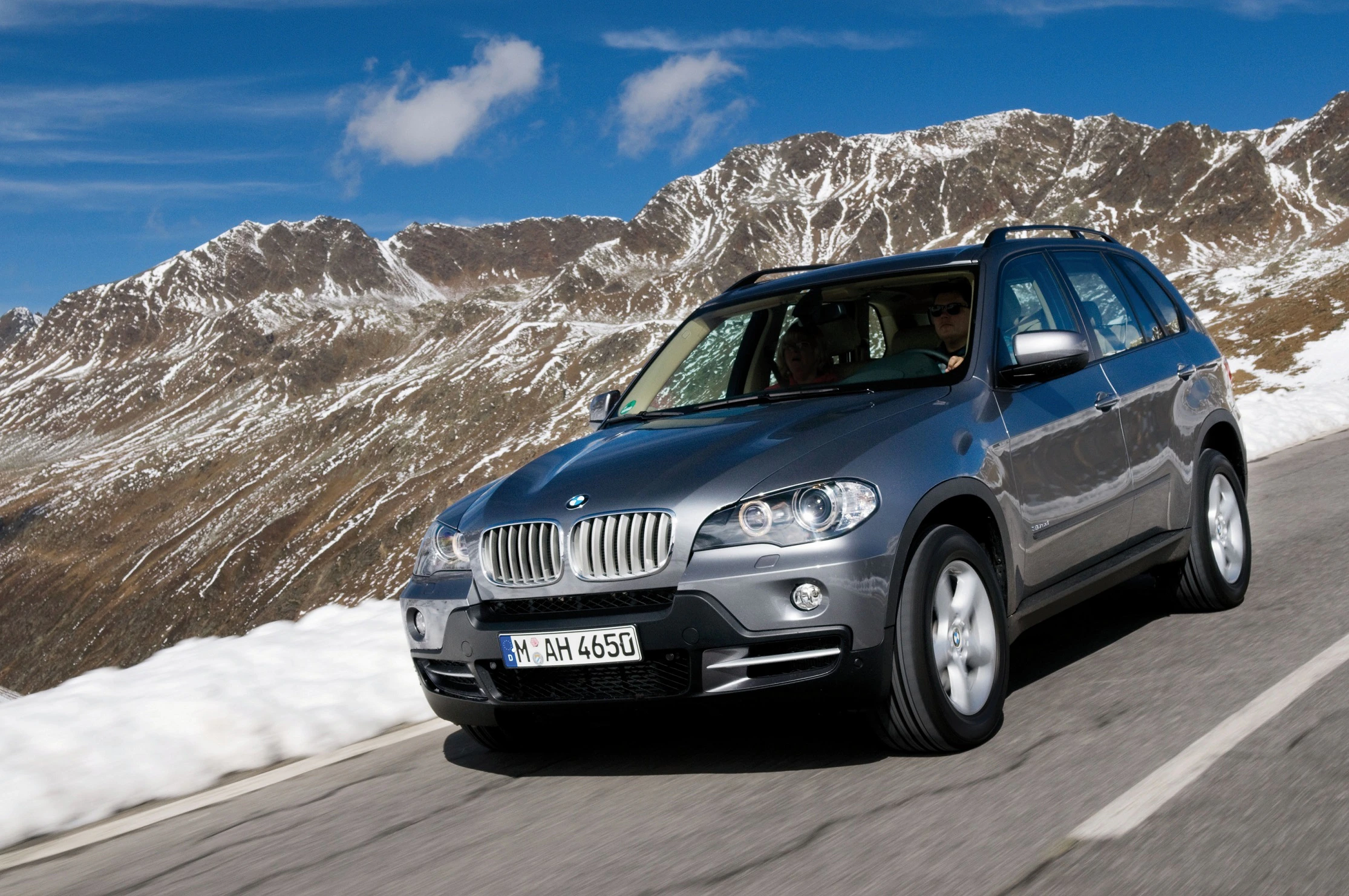 BMW X5 E70 Aussenansicht Front schräg dynamisch grau