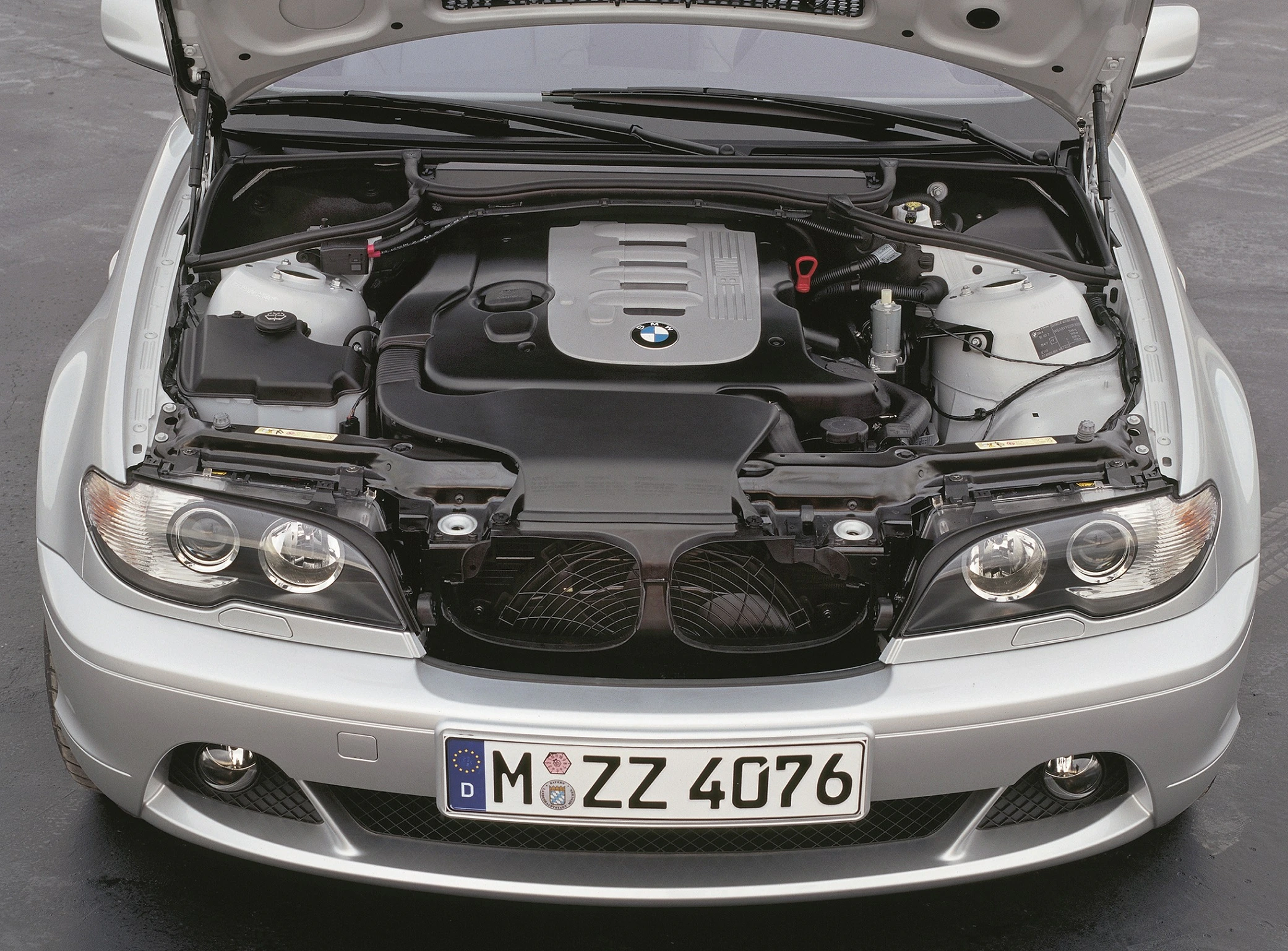 BMW 3er Coupé E46 LCI Aussenansicht Front erhöht statisch Motorhaube geöffnet Detail Motor