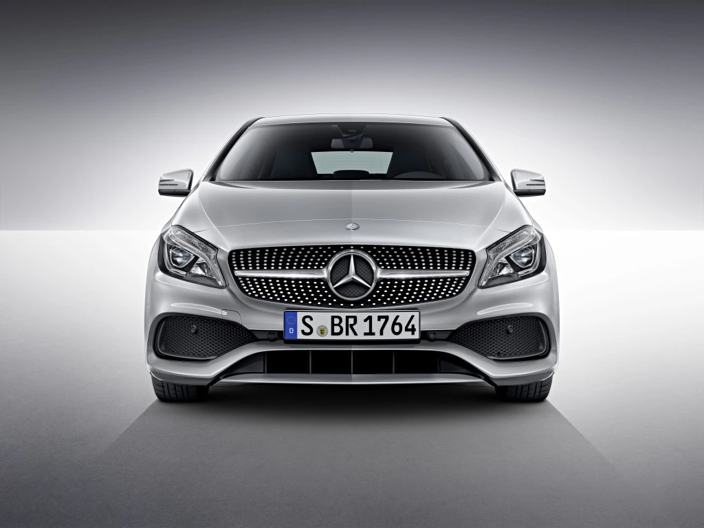Silberner Mercedes-Benz mit markantem Kühlergrill, frontalansicht auf neutralem Hintergrund. Autokennzeichen aus Stuttgart.