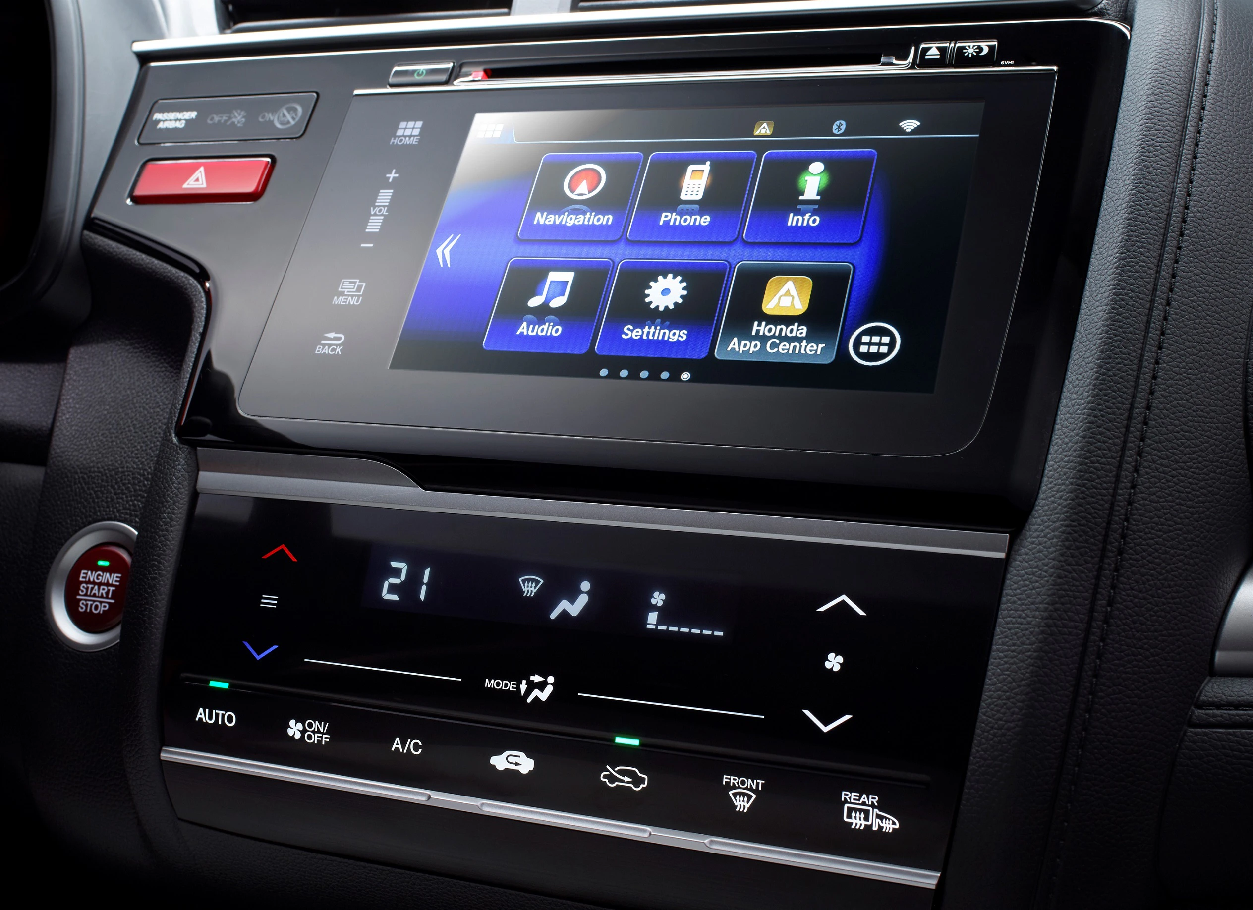 Nahaufnahme eines modernen Auto-Infotainmentsystems mit Touchscreen-Menüoptionen, darunter Navigation, Telefon, und Audioeinstellungen.