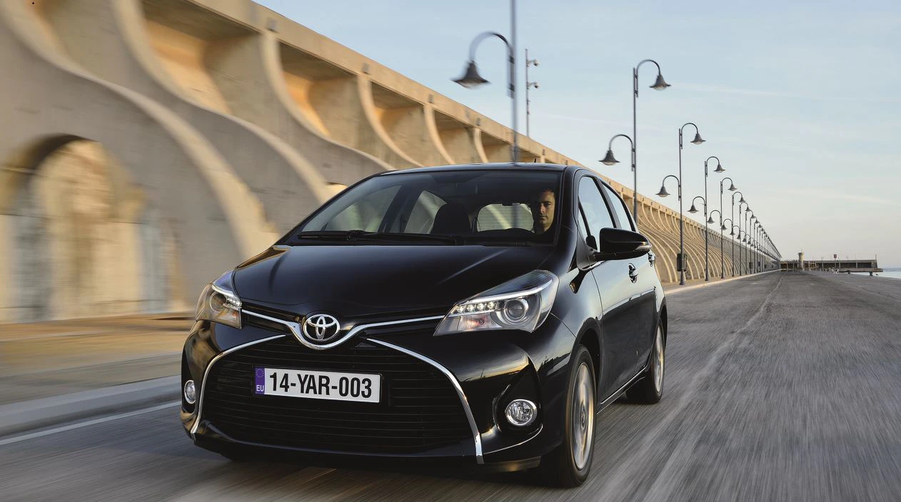 Toyota Yaris (XP13) Aussenansicht Front schräg dynamisch schwarz