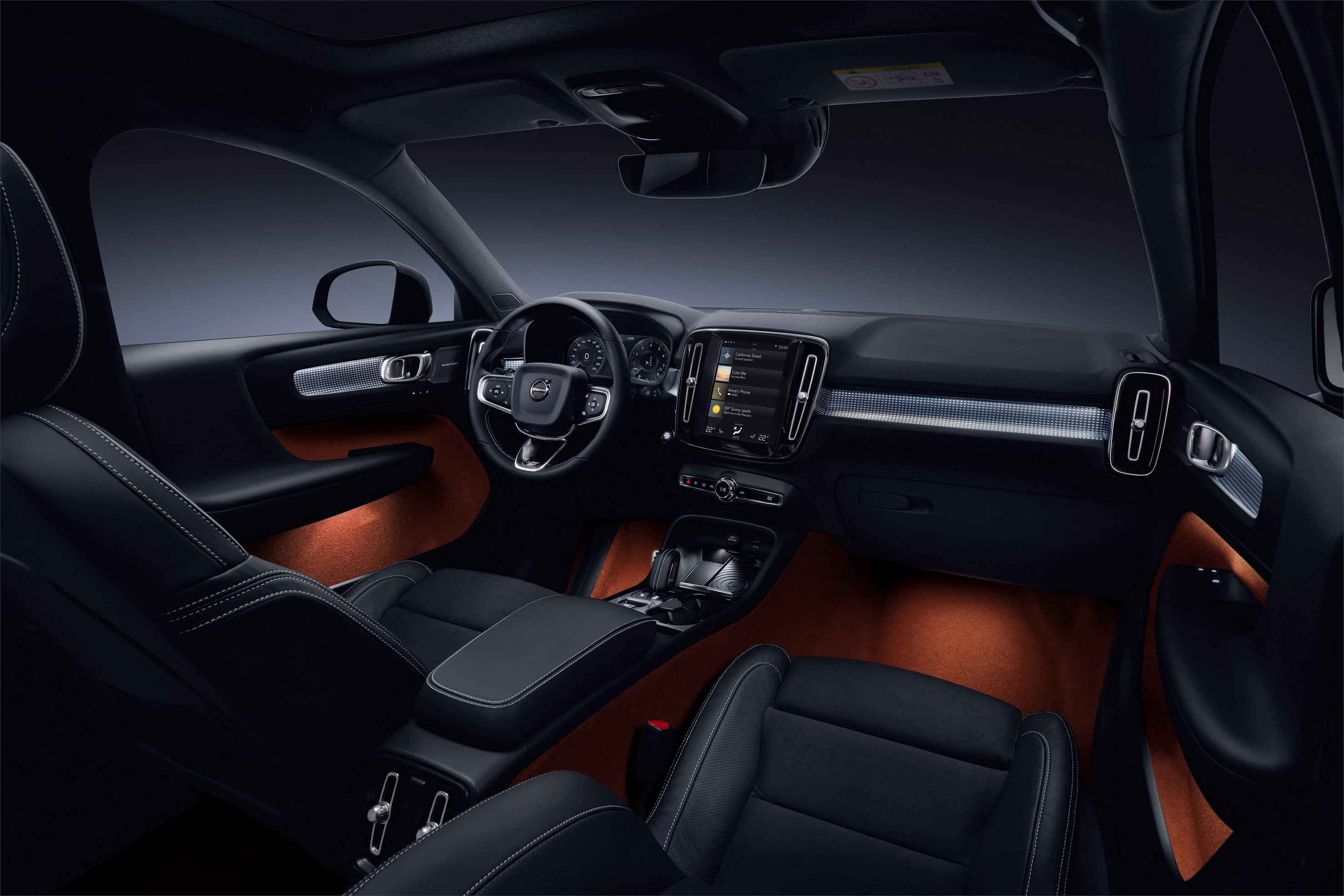 Innenraum eines modernen Autos, schwarzes Leder, beleuchtetes Armaturenbrett, Premium-Ausstattung, Sportlenkrad, digitale Anzeigen.