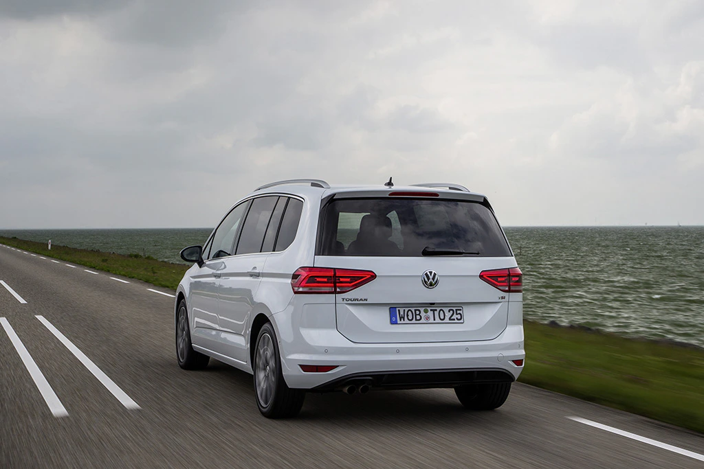 VW Touran 2 Aussenansicht Heck dynamisch weiss