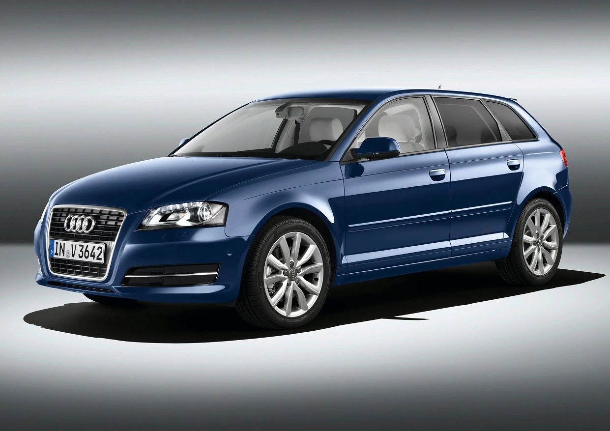 Blauer Audi A3 Sportback mit fünf Türen, seitlich fotografiert vor einem grauen Hintergrund.