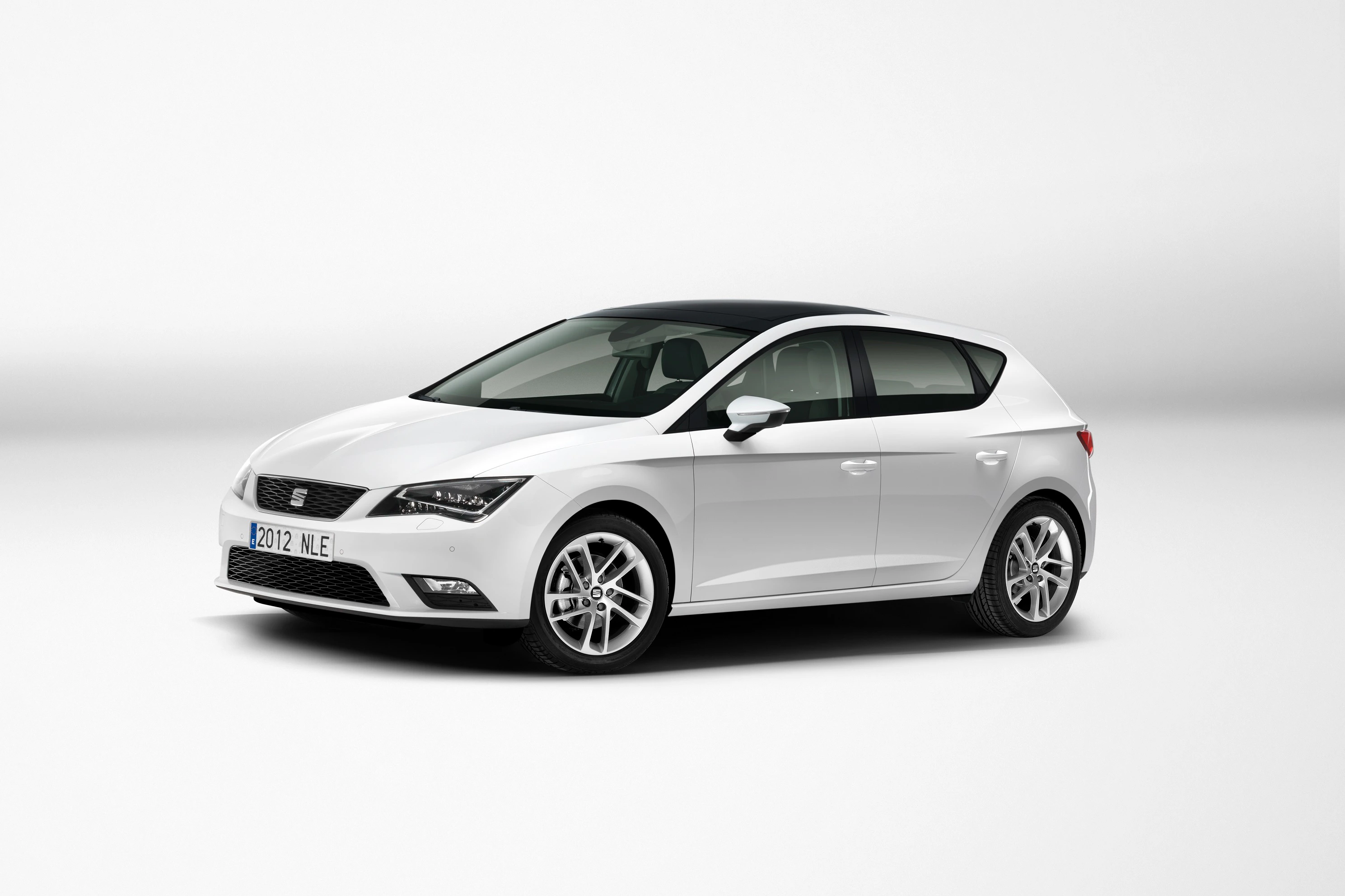 SEAT Leon 5F Front schräg statisch studio weiss