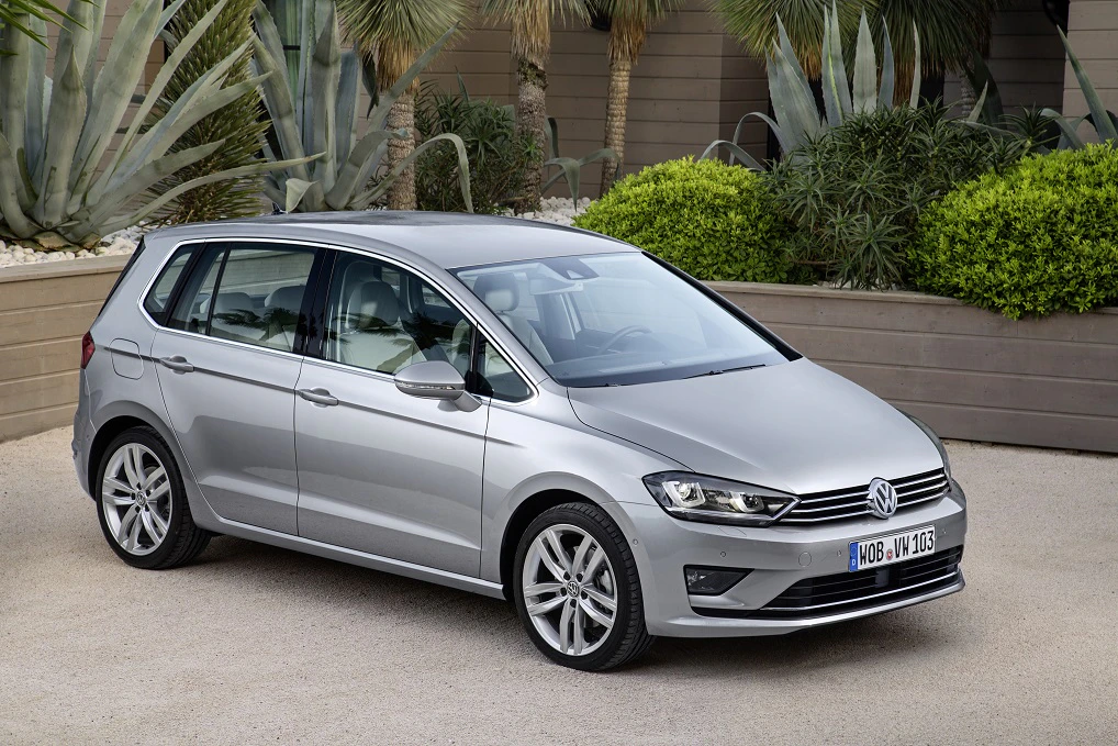 VW Golf Sportsvan Aussenansicht Front schräg statisch silber