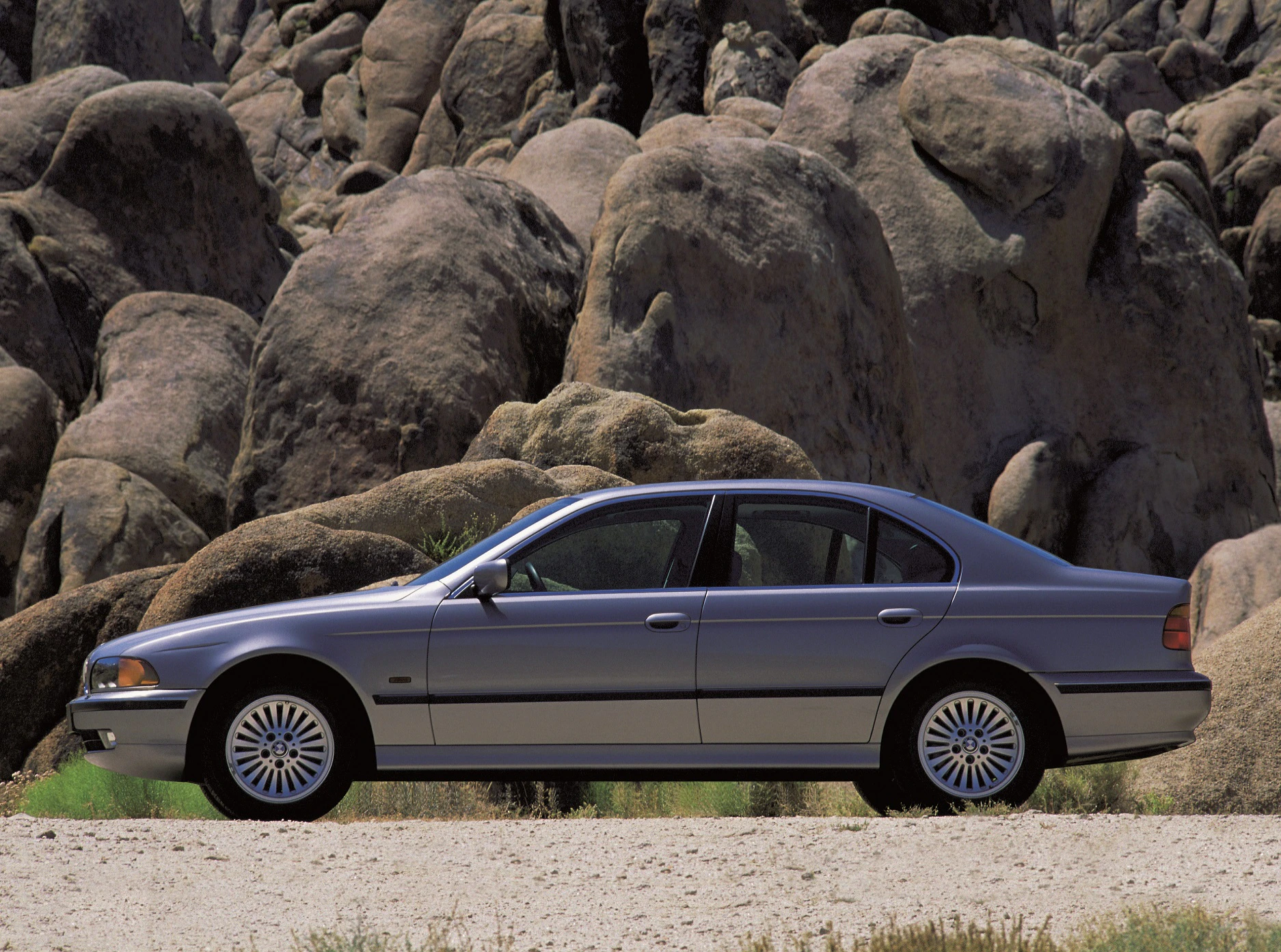BMW 5er Limousine E39 Aussenansicht Seite statisch silber