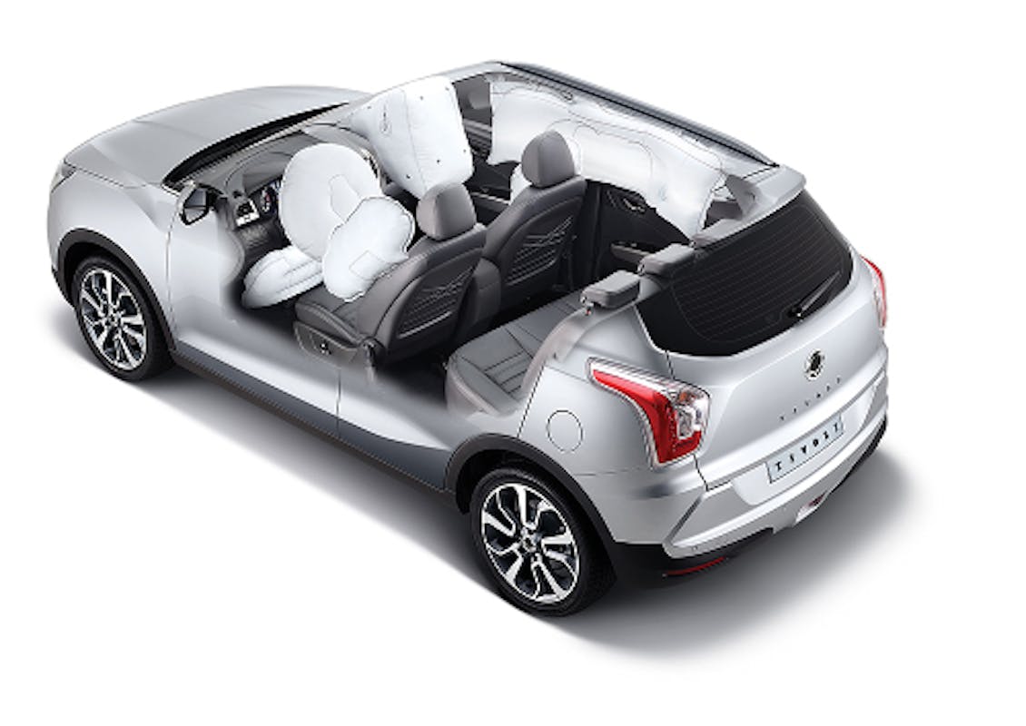 Silberner SUV mit transparentem Dach zeigt Airbags im Innenraum, darunter Seiten- und Kopfairbags. Vier Sitze sichtbar. Draufsicht.