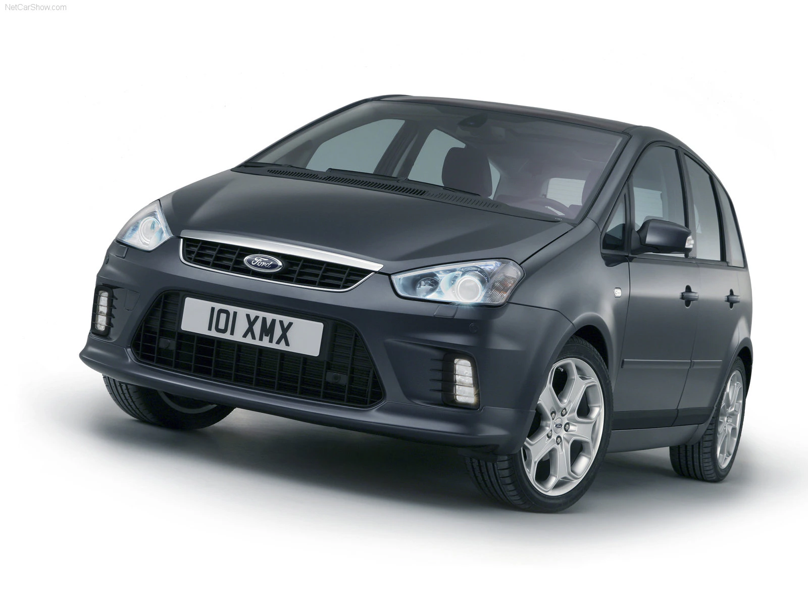 Dunkelgrauer Ford C-Max, Frontansicht, auf weißem Hintergrund. Auto hat silberne Felgen und britisches Kennzeichen "101 XMX".