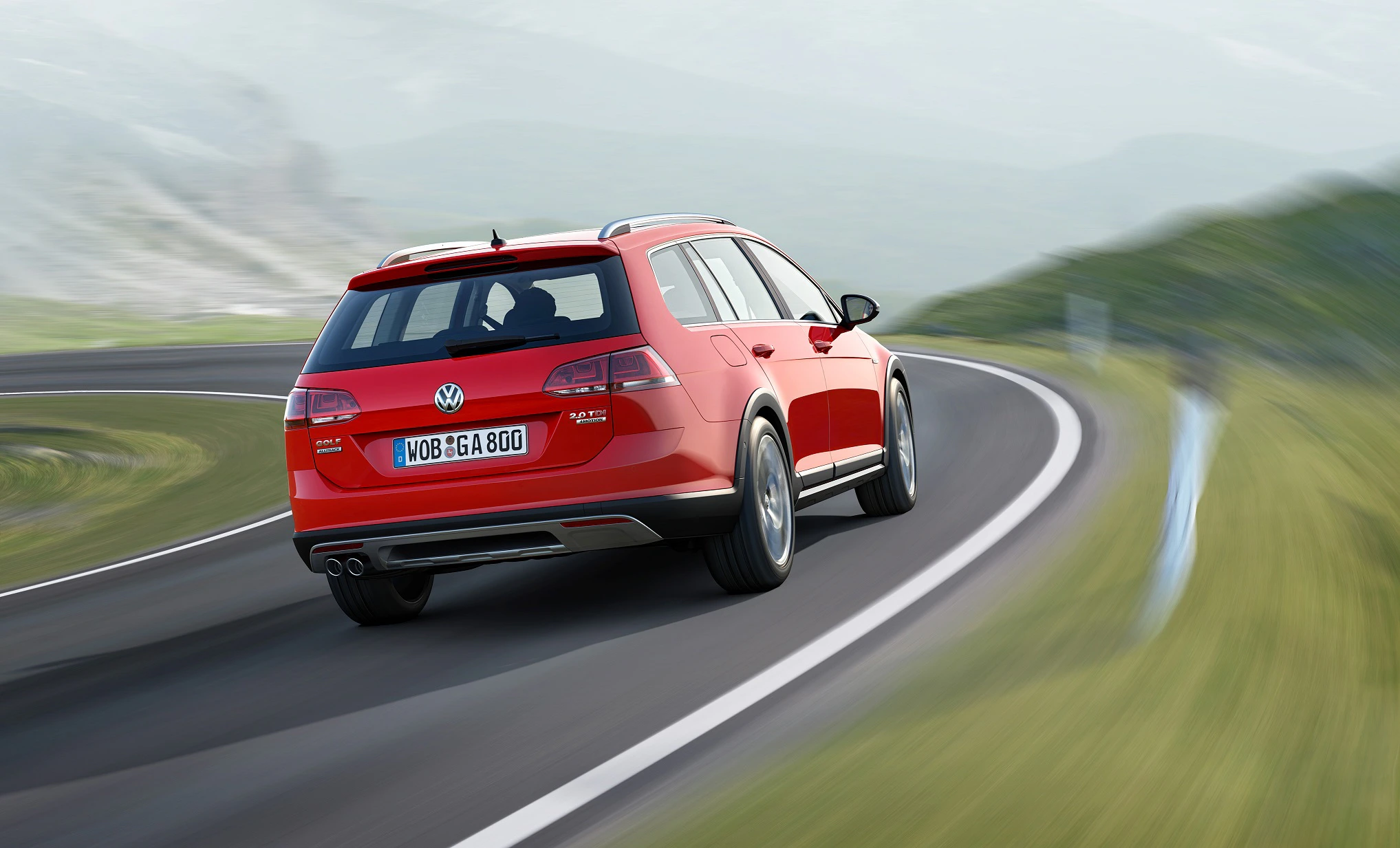 VW Golf 7 Alltrack Variant Aussenansicht Heck schräg dynamisch rot
