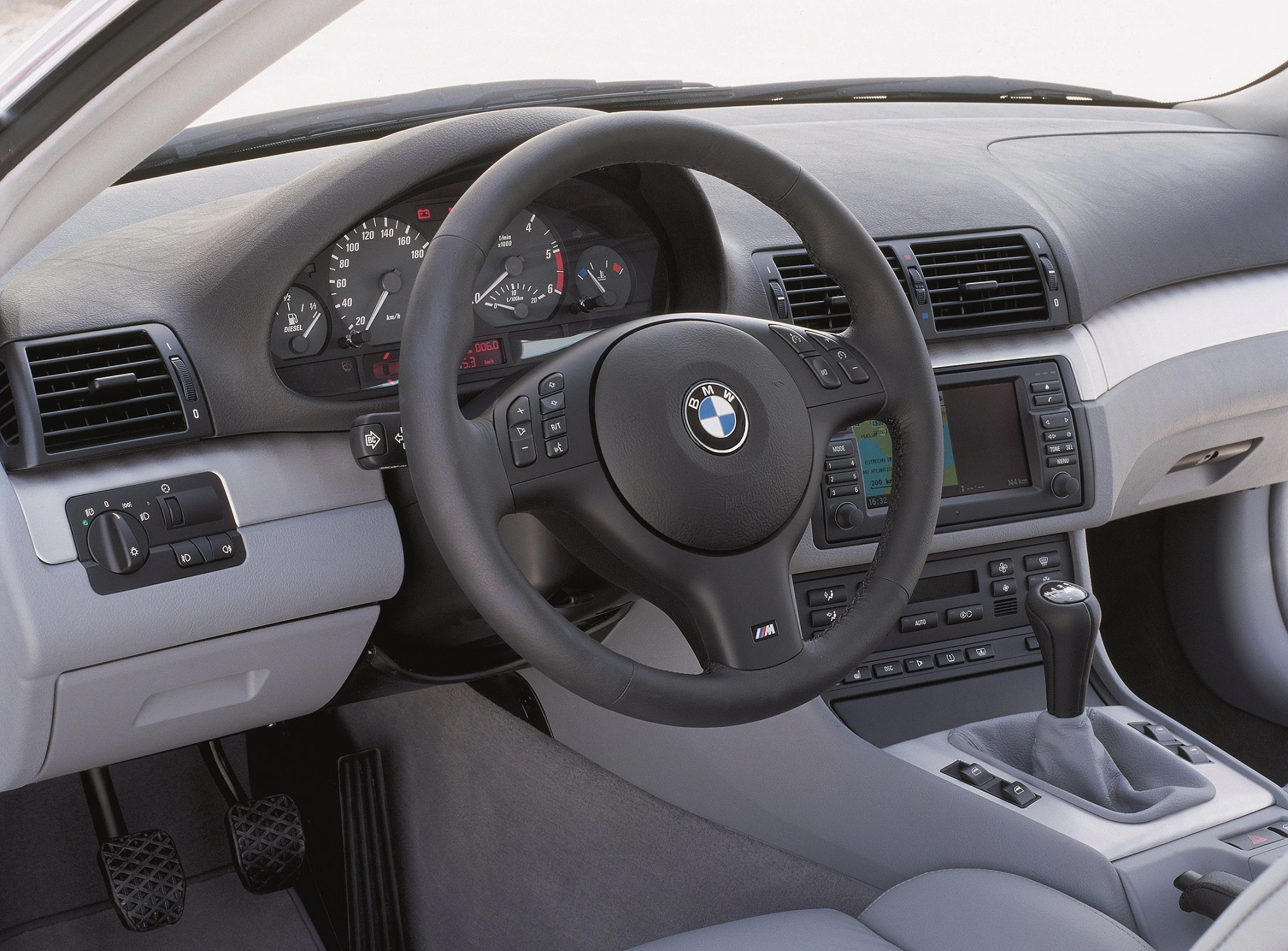 BMW 3er Coupé E46 LCI Innenansicht statisch Studio Lenkrad und Armaturenbrett fahrerseitig