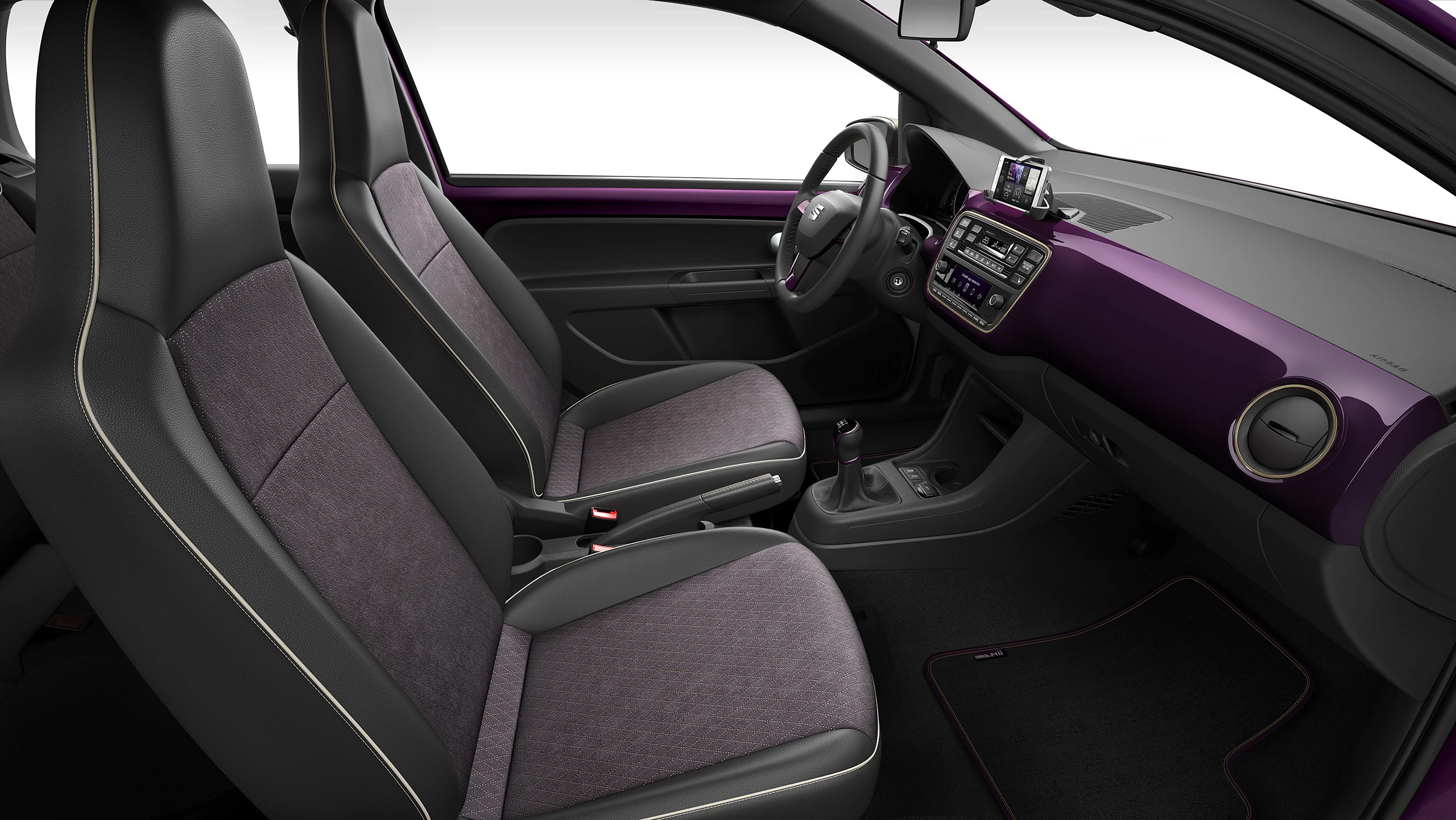 Innenraum eines Autos mit violettem Armaturenbrett. Zwei schwarze Vordersitze mit grauen Einsätzen, Lenkrad und Mittelkonsole sichtbar.