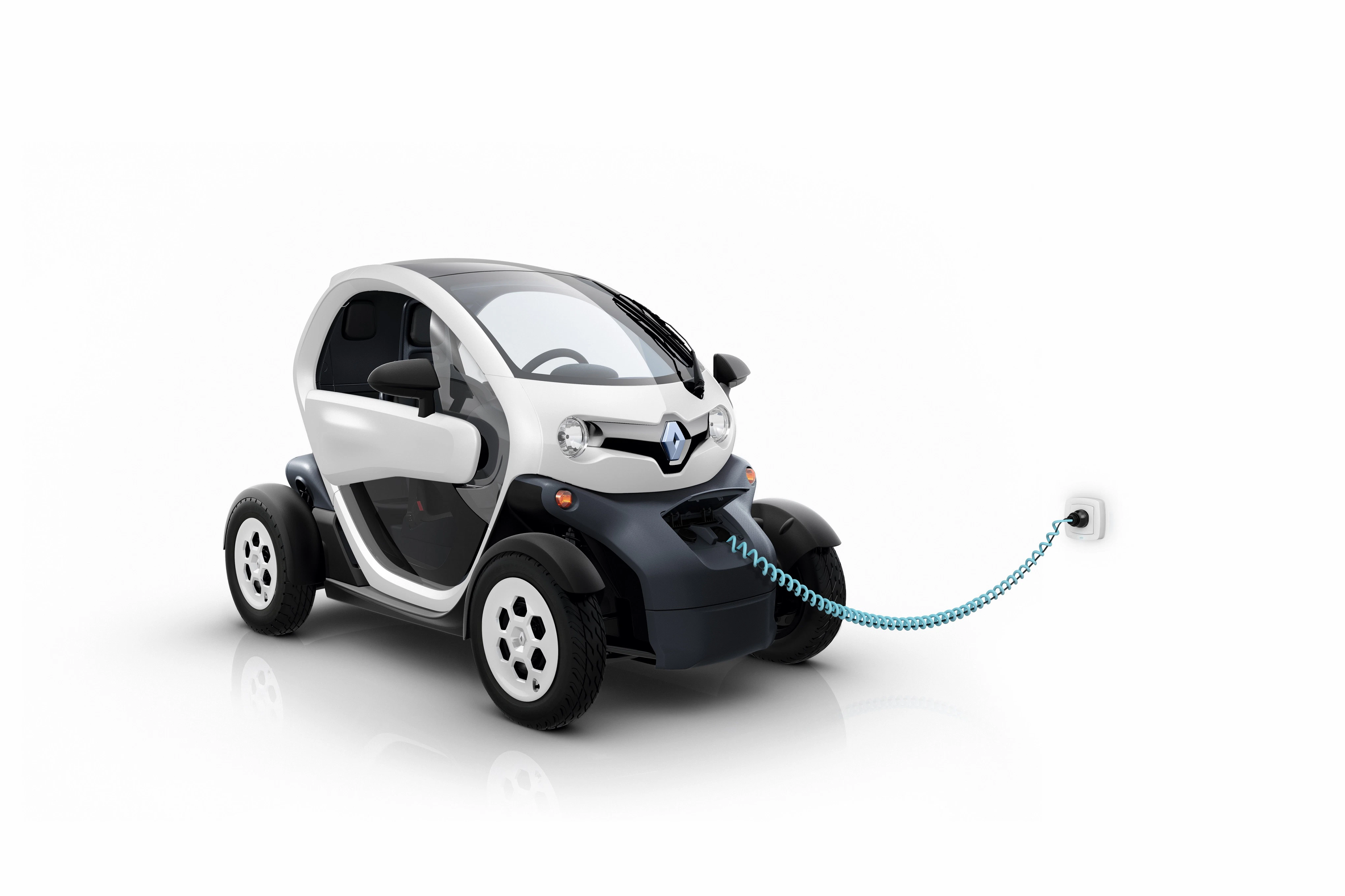 Kleines Elektroauto wird über ein blaues Kabel an einer weißen Wandsteckdose geladen. Fahrzeug in weißem Hintergrund.