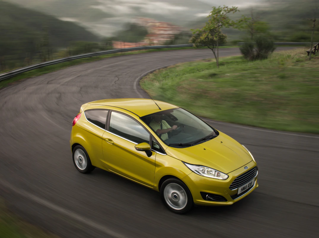 Ford Fiesta JA8 Dreitürer Ausenansicht Front schräg hoch dynamisch gold