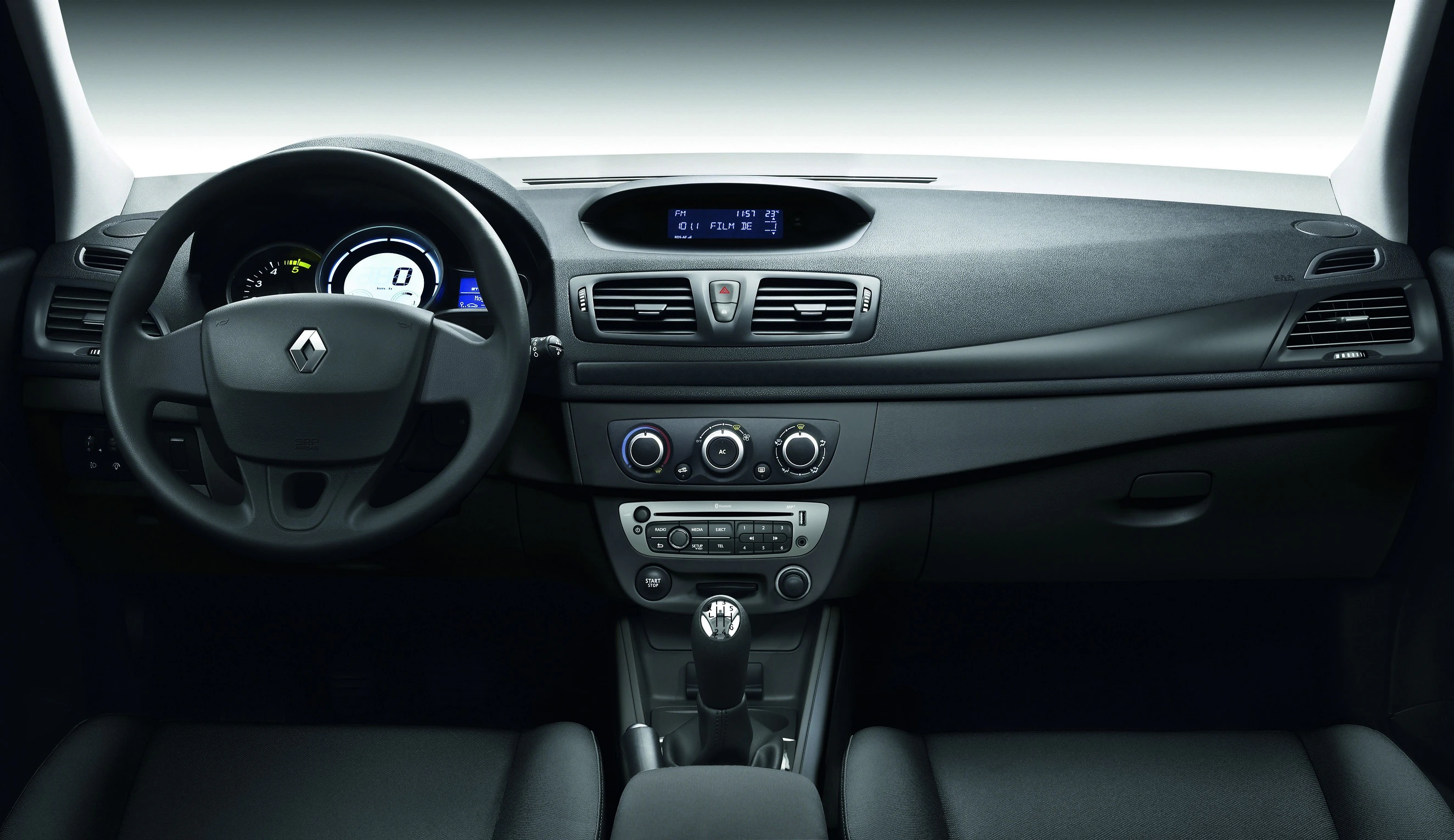Innenraum eines Renaults mit Armaturenbrett, Lenkrad, Schalthebel und Lüftungsdüsen. Modernes, dunkles Design mit digitalem Display.