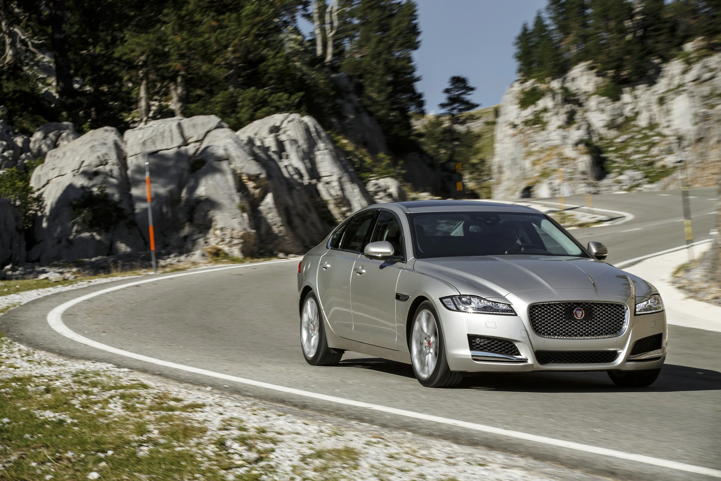 Jaguar XF X260 Aussenansicht Front schräg dynamisch beige