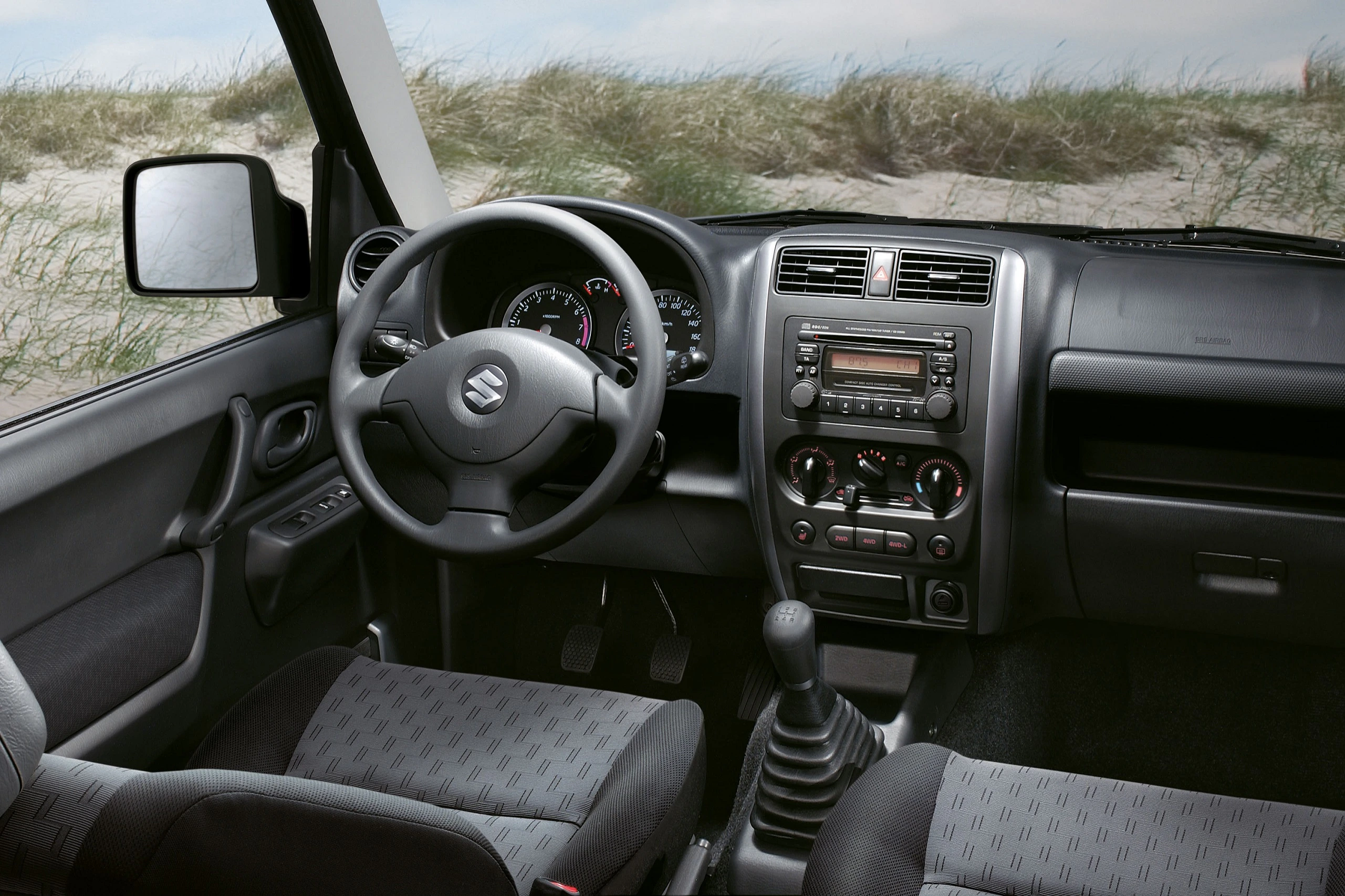 Suzuki Jimny FJ Innenansicht statisch Vordersitze und Armaturenbrett fahrerseitig