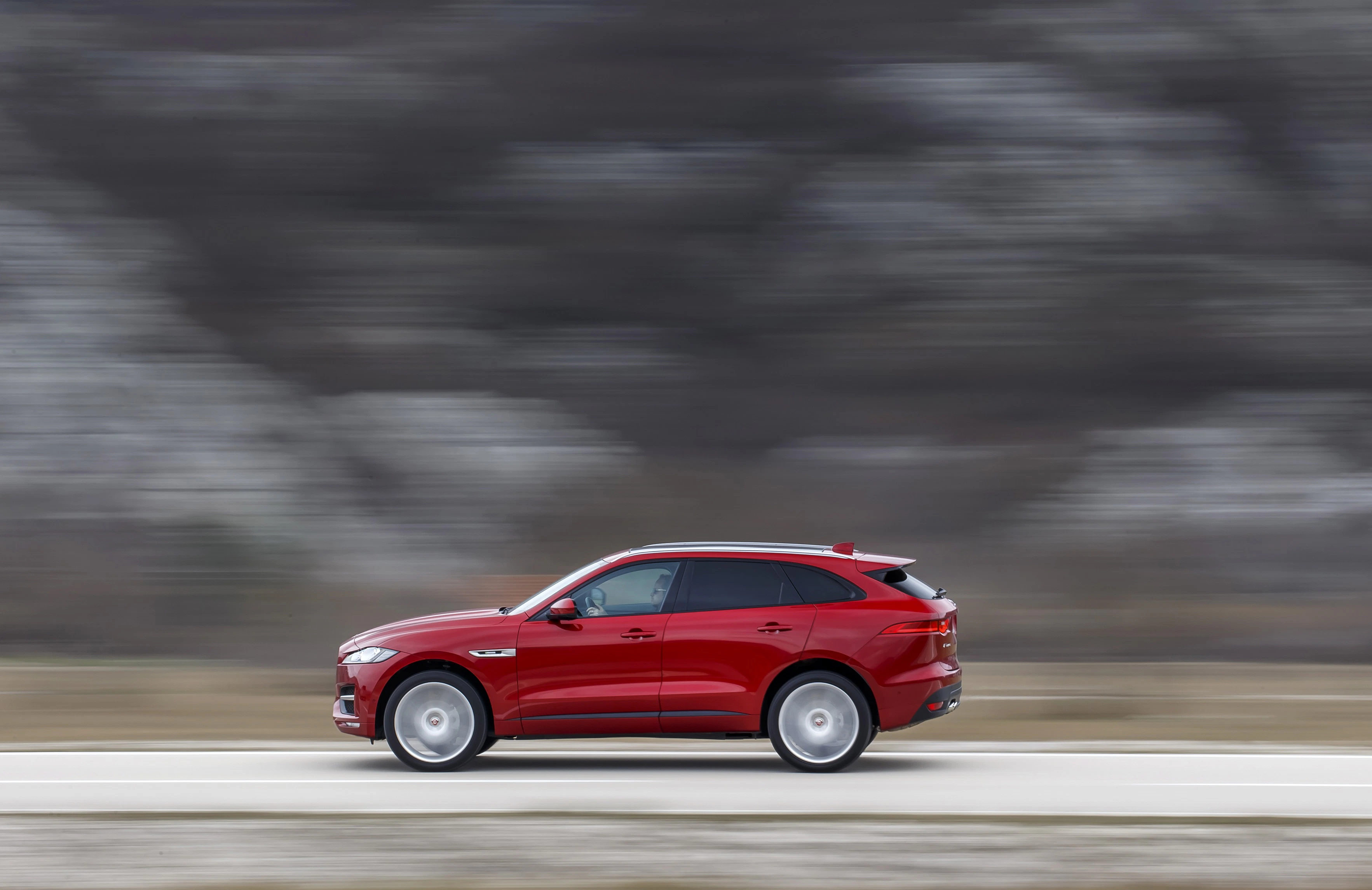 Jaguar F-Pace X761 Aussenansicht Seite dynamisch rot