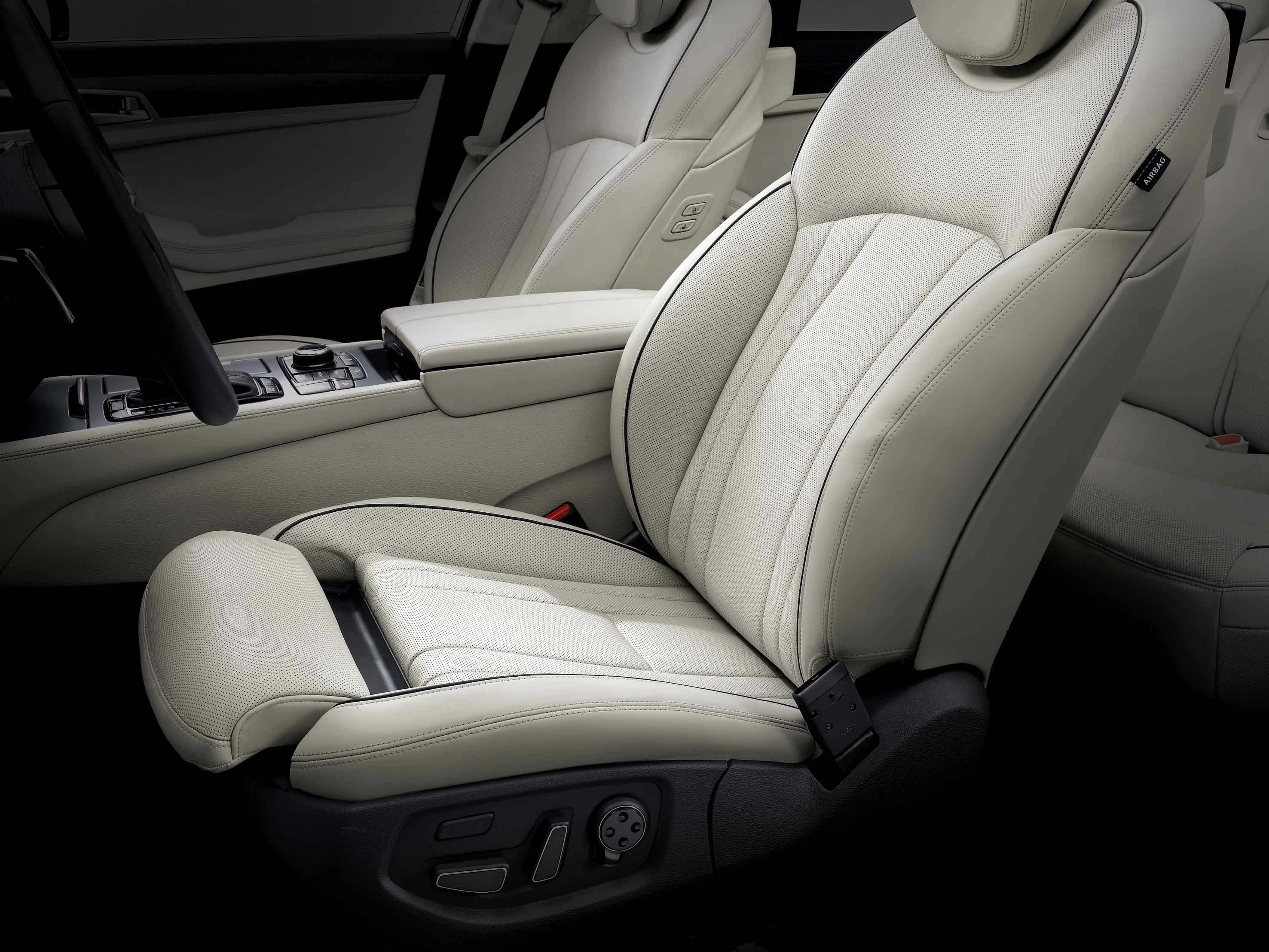 Beiges Ledersitz in einem modernen Auto, mit Mittelkonsole und Armlehne, betont Komfort und Eleganz des Innenraums.