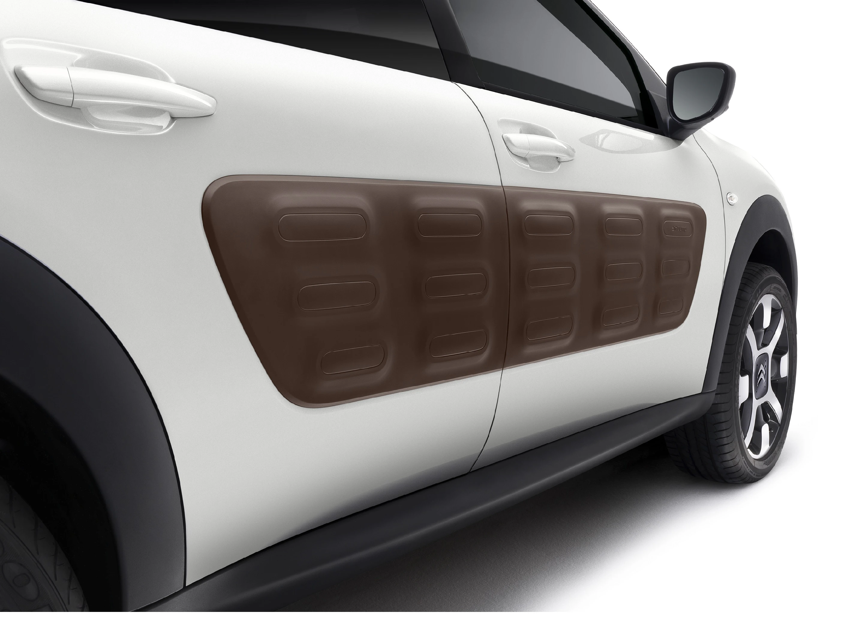 Nahaufnahme eines weißen Autos mit braunen Schutzpolstern an der Seite. Das Design ist modern und auffällig, mit klaren Linien und Details.
