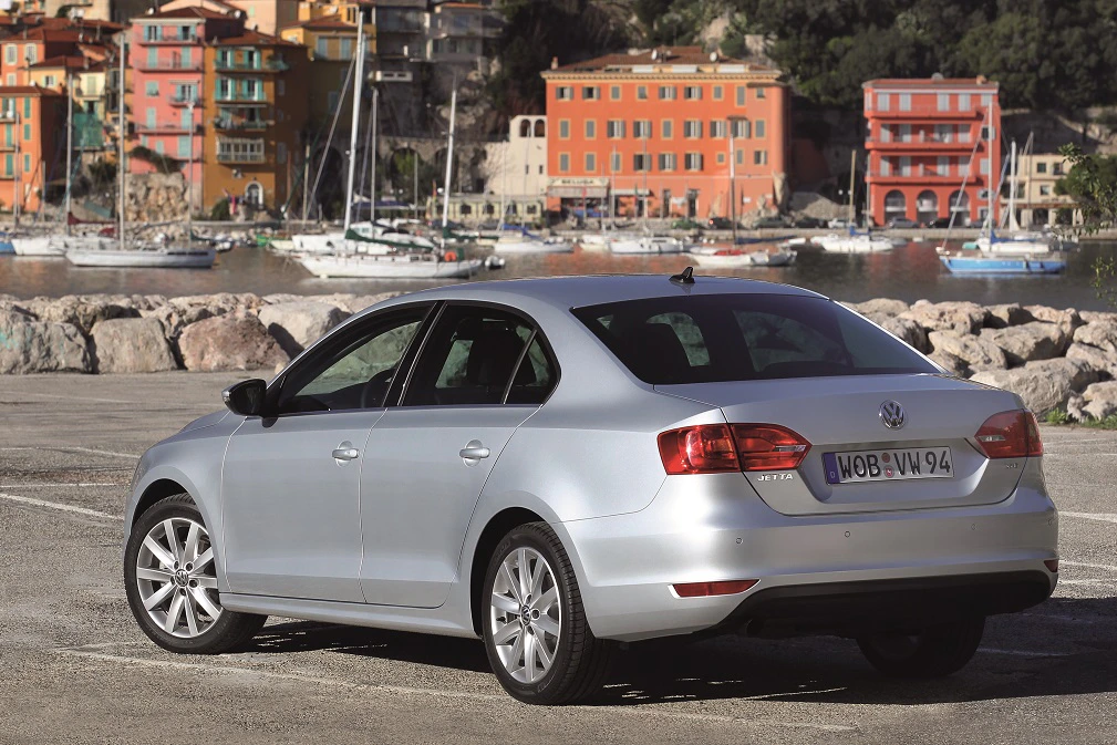 VW Jetta 6 Aussenansicht Heck schräg statisch silber