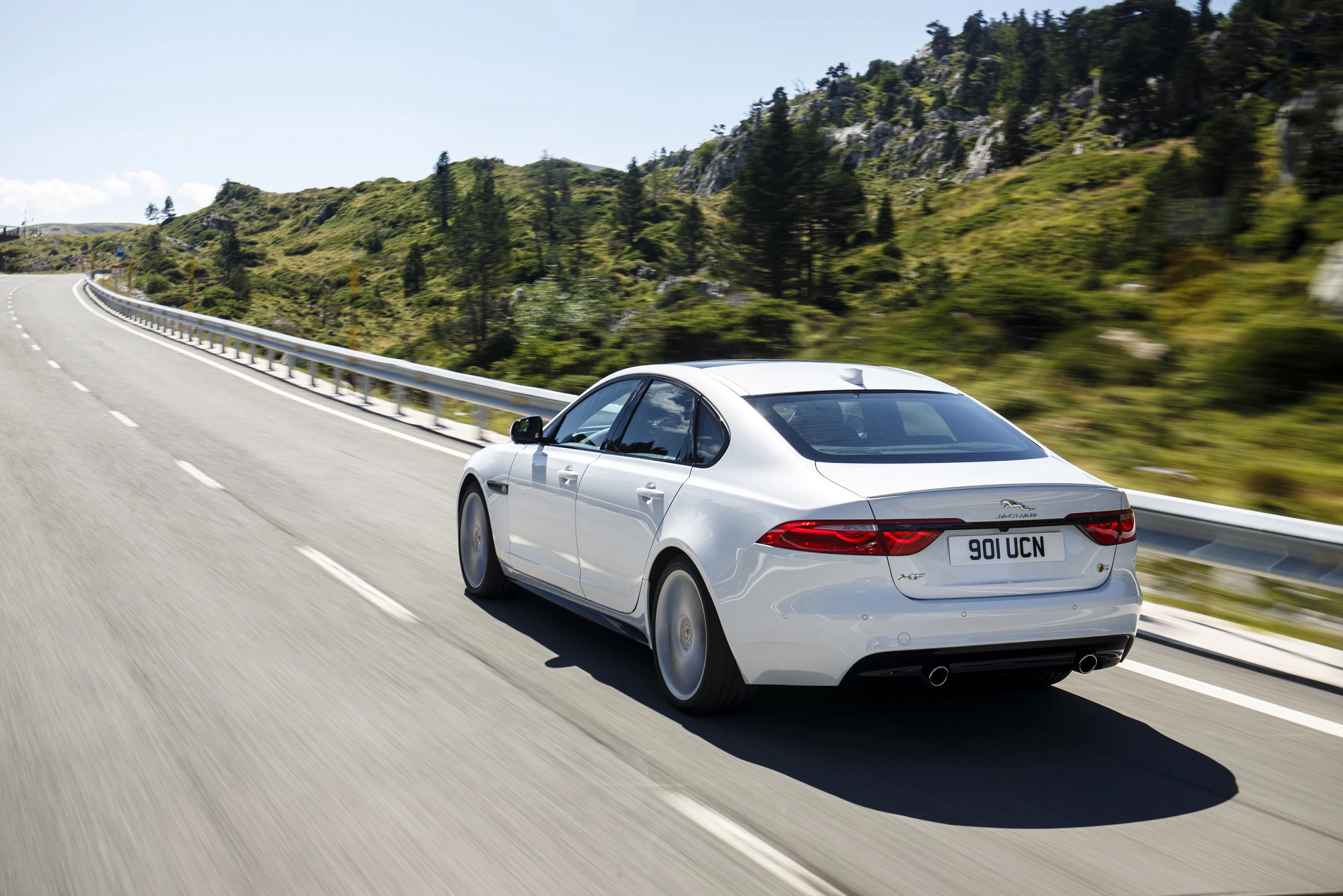 Jaguar XF S X260 Aussenansicht Heck schräg dynamisch weiss