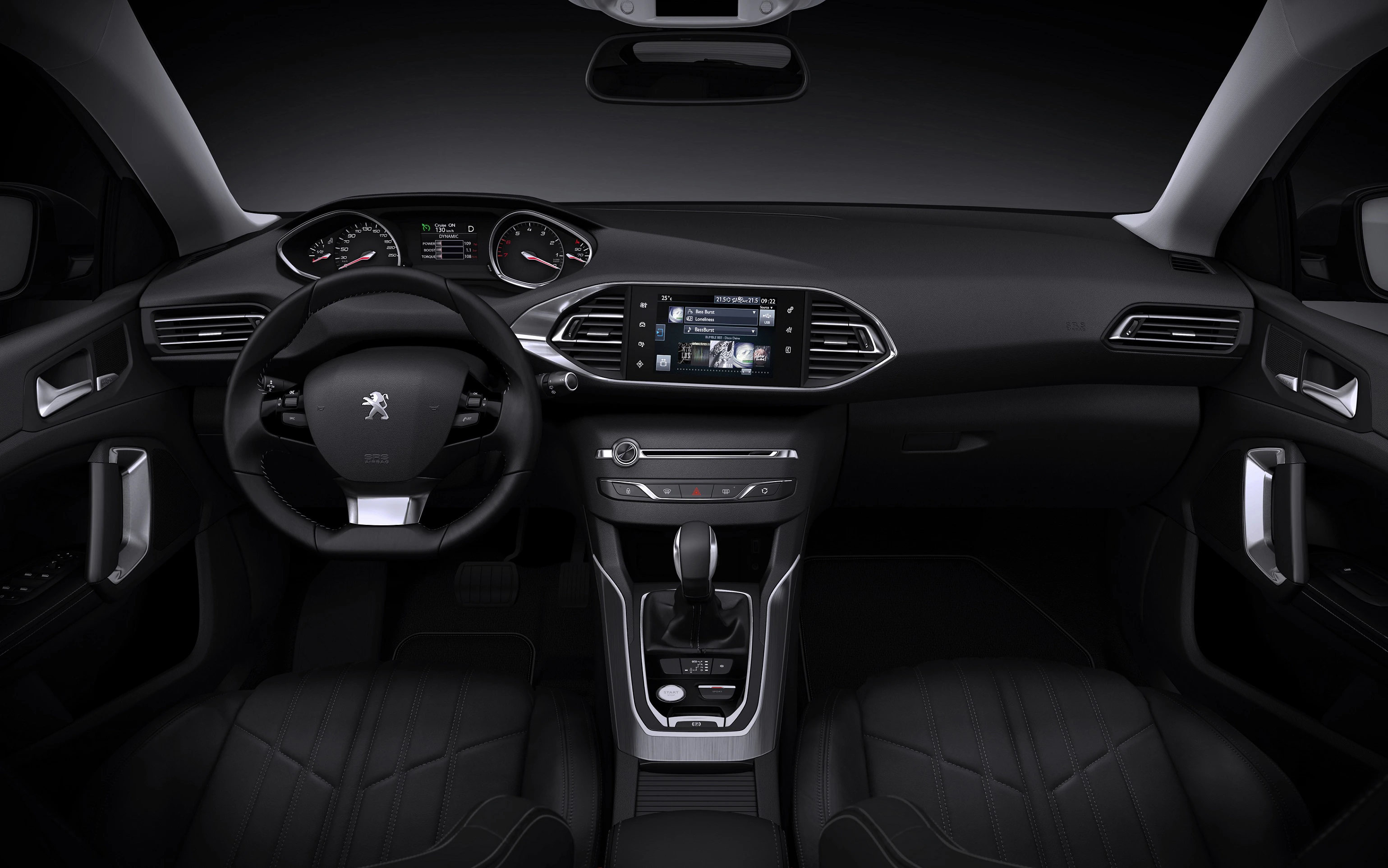Innenraum eines Autos mit modernem Cockpit, Lenkrad mit Peugeot-Logo, Touchscreen-Display und schwarzen Ledersitzen.