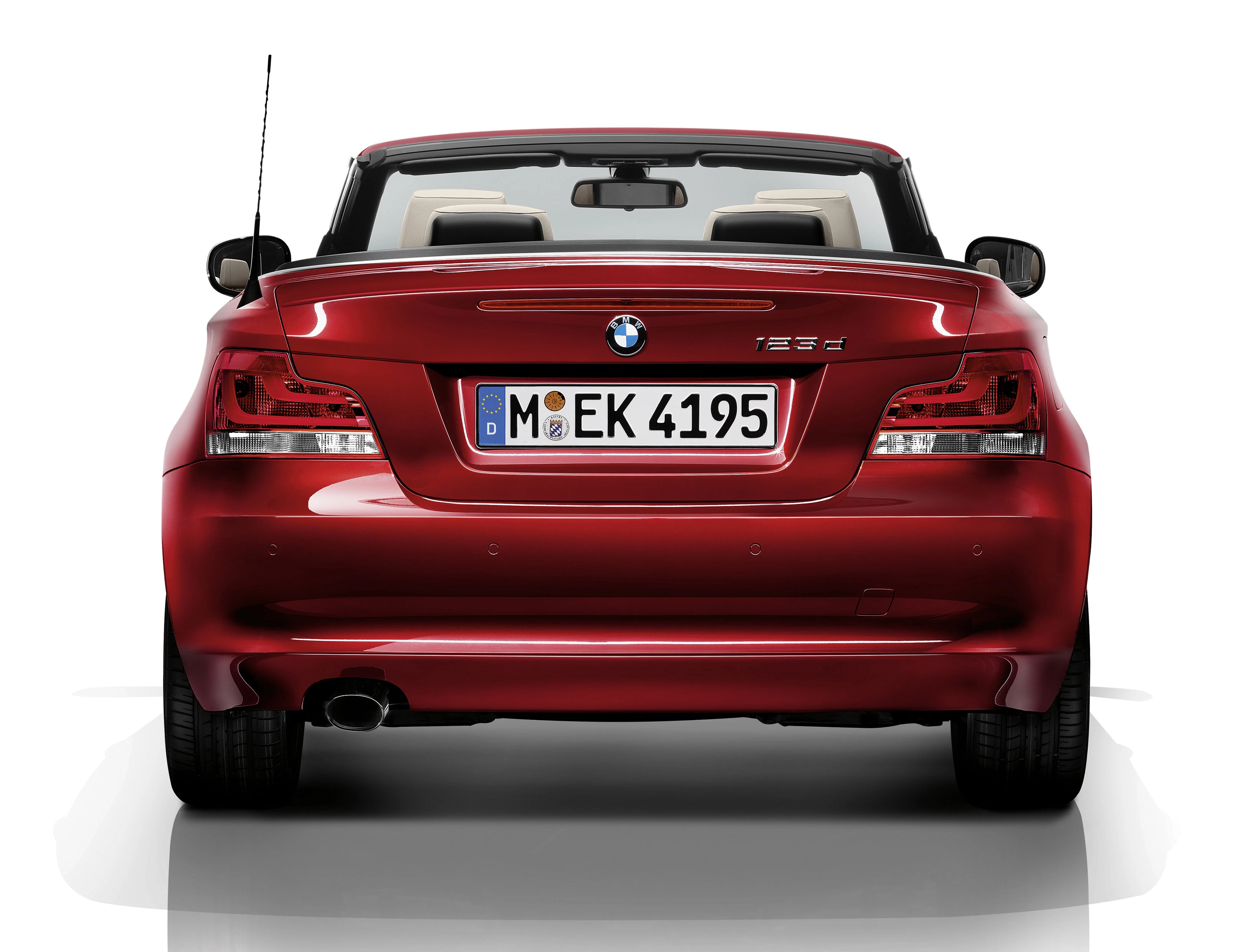 Roter BMW 123d Cabrio von hinten, mit sichtbar geöffnetem Verdeck und deutschem Kennzeichen.
