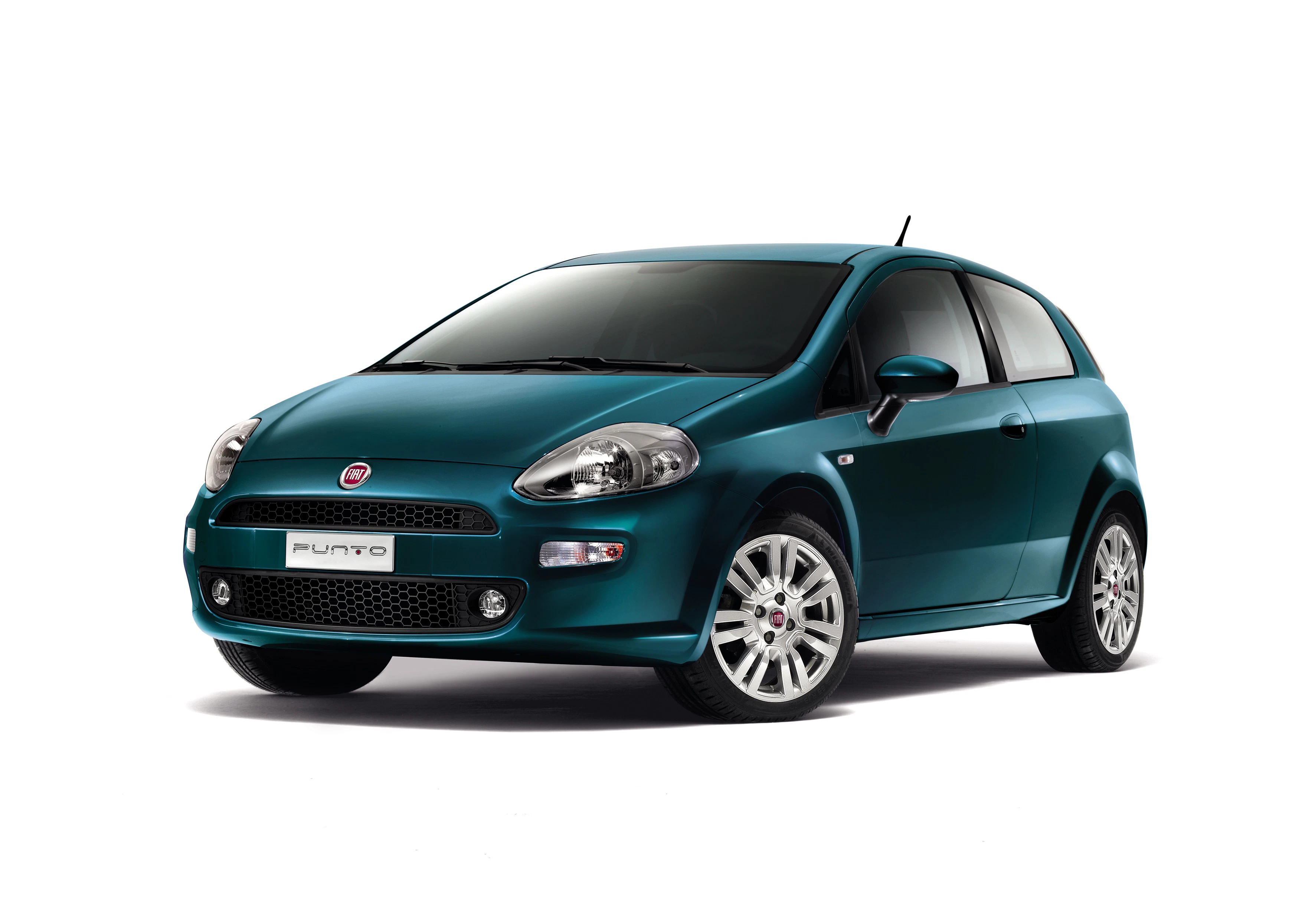 Blauer Kleinwagen mit drei Türen und stilvollem Design, geparkt auf weißem Hintergrund.