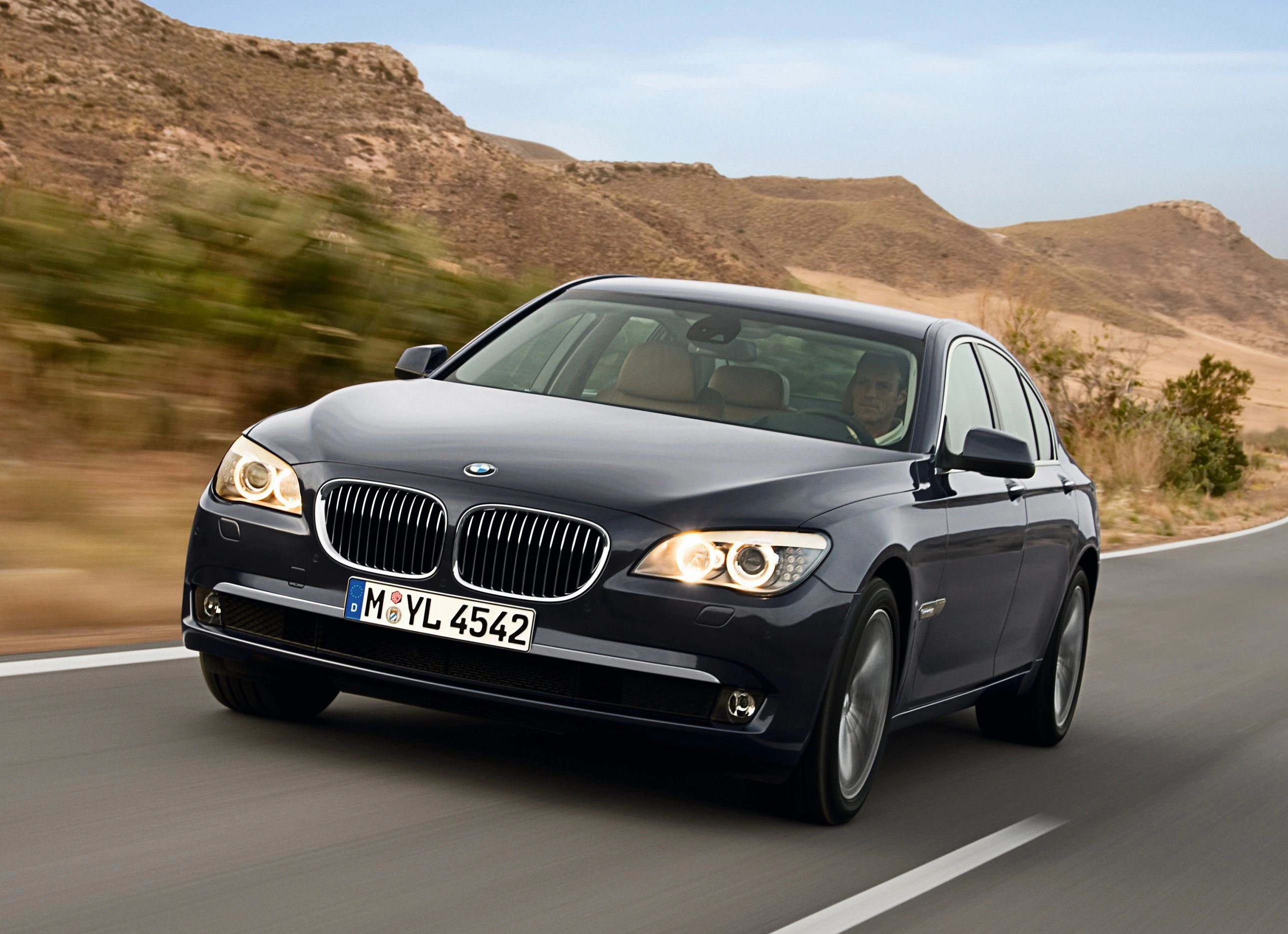 BMW 7er Limousine F01 Aussenansicht Front schräg dynamisch schwarz