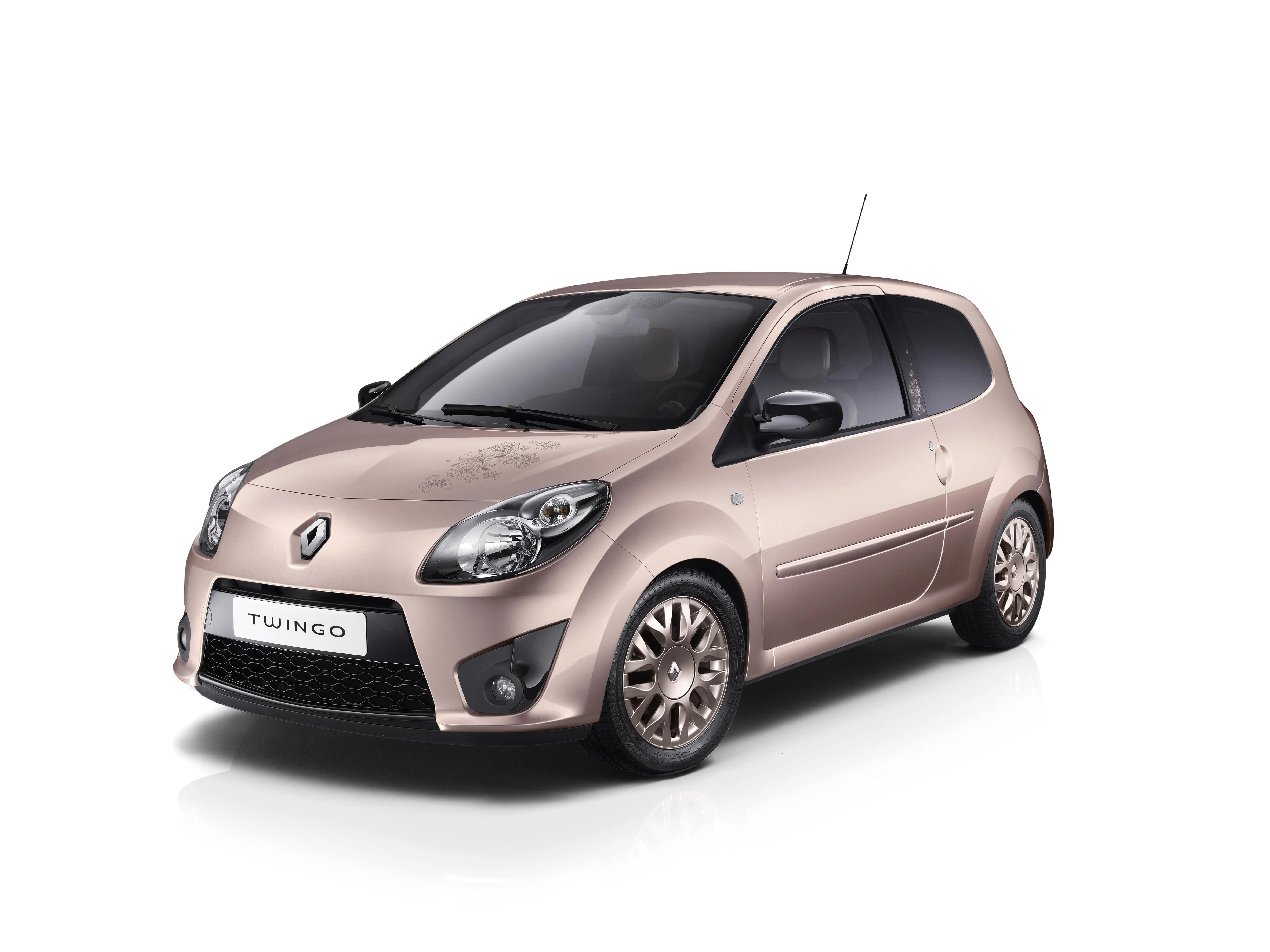 Renault Twingo, beige, schräg von vorn fotografiert, steht auf hellem Hintergrund. Kompakter Kleinwagen mit zwei Türen und modernem Design.