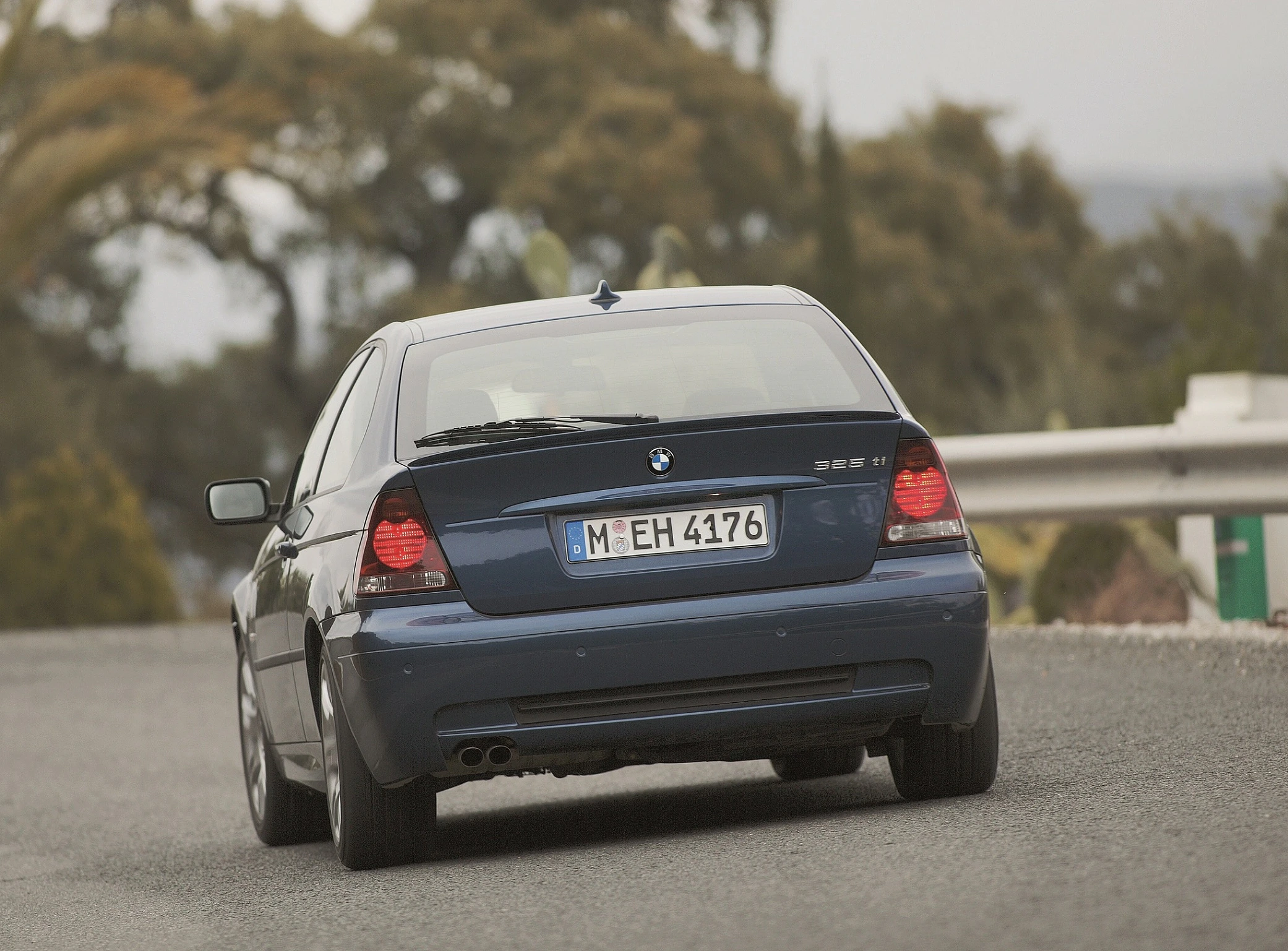 BMW 3er Compact E46 Aussenansicht Heck schräg dynamsich blau