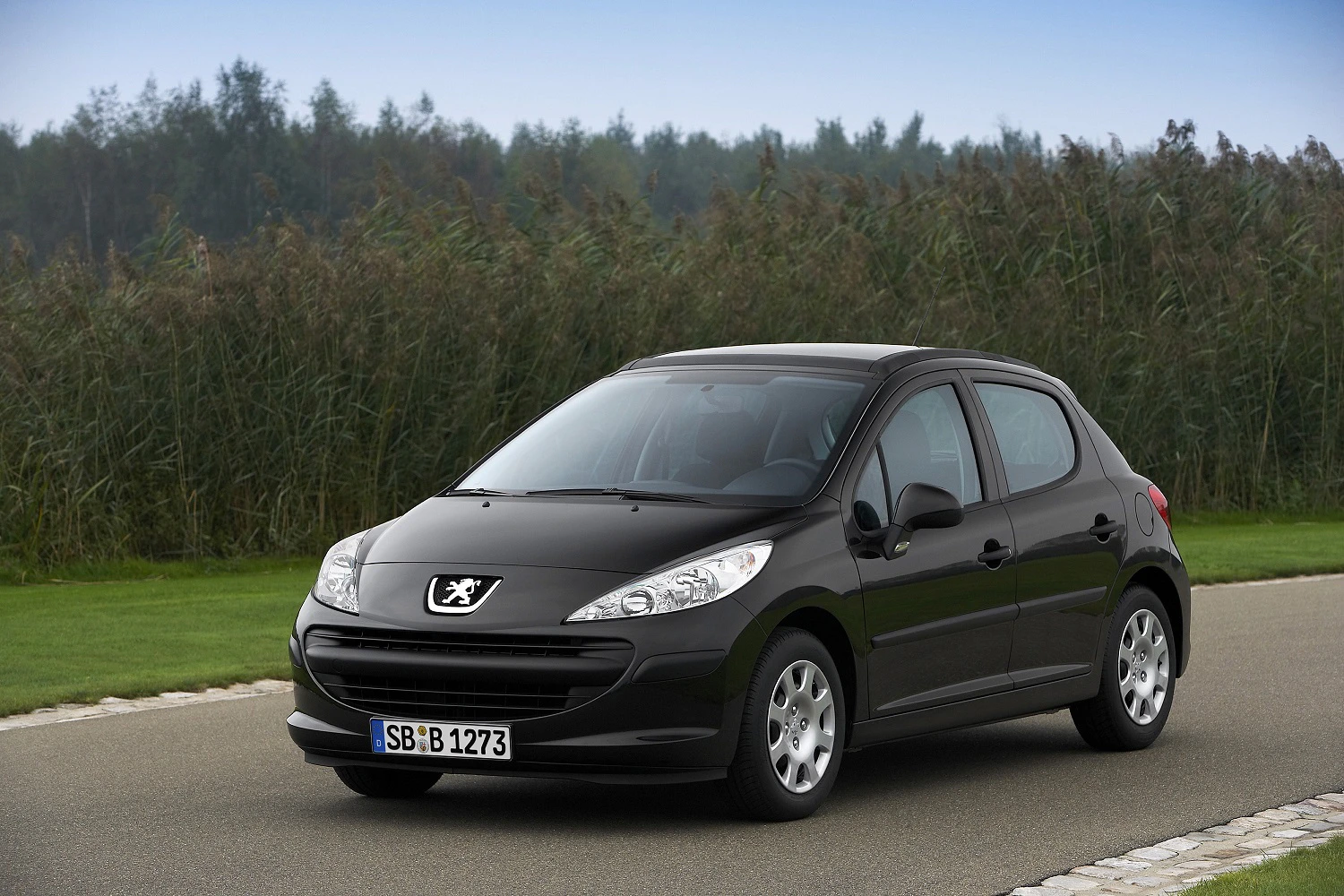 Peugeot 207 Aussenansicht FRont schräg statisch schwarz