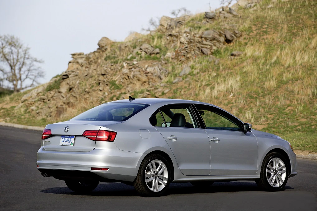 VW Jetta 6 Aussenansicht Heck schräg statisch silber