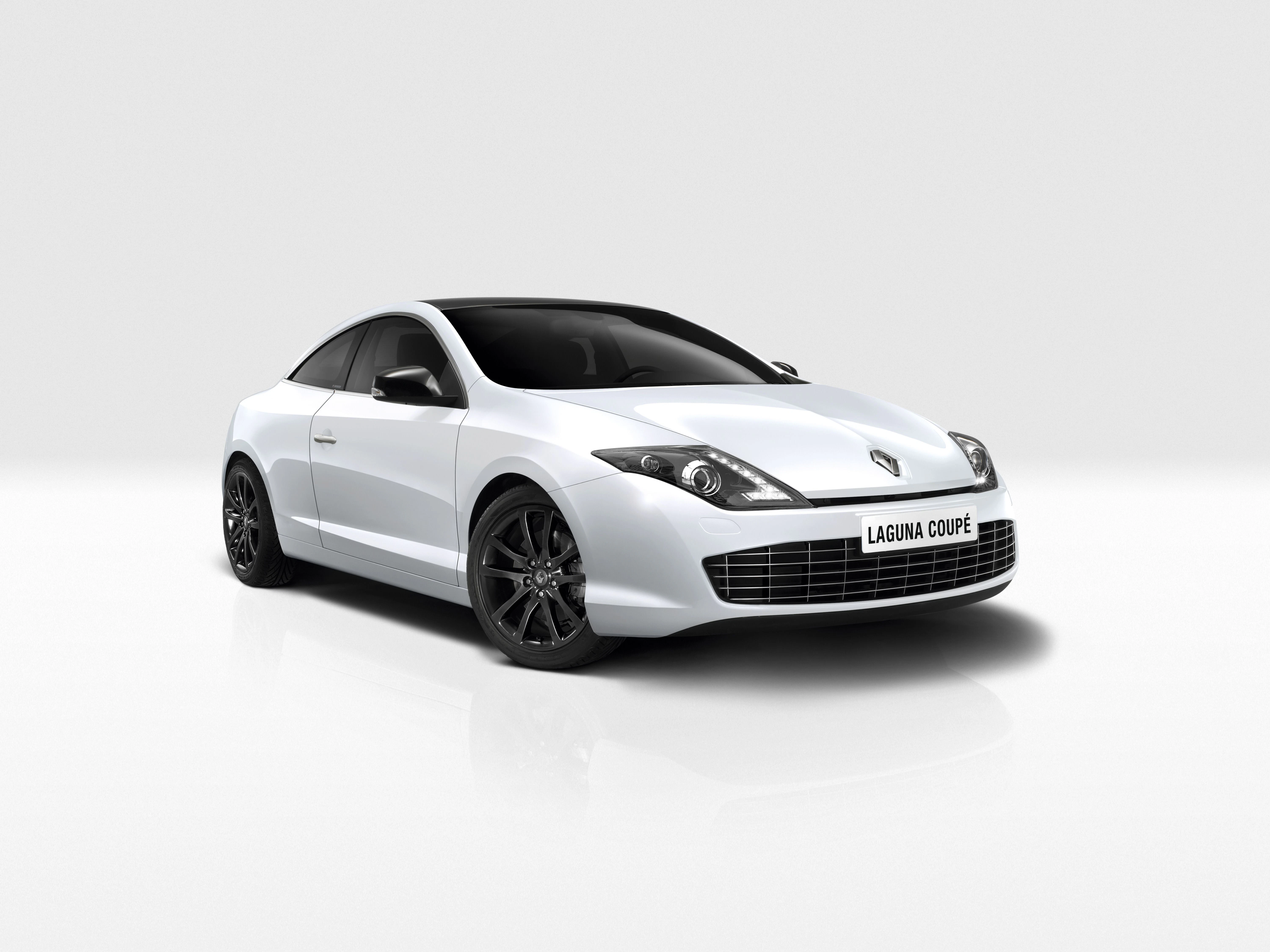 Weißer sportlicher Coupé mit schwarzen Felgen, Seitenansicht, auf neutralem Hintergrund. Frontstoßstange mit Kühlergrill zu sehen.