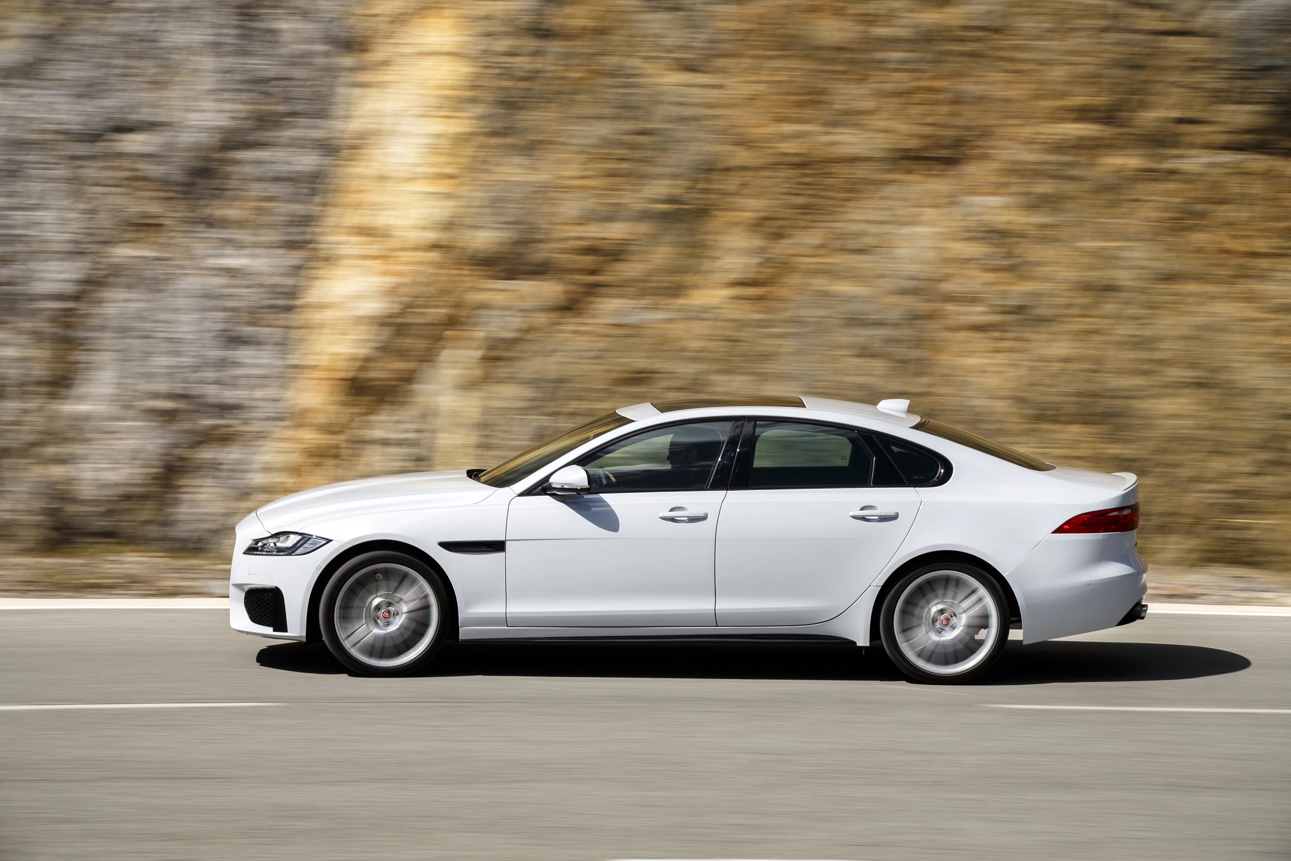 Jaguar XF S X260 Aussenansicht Seite dynamisch weiss