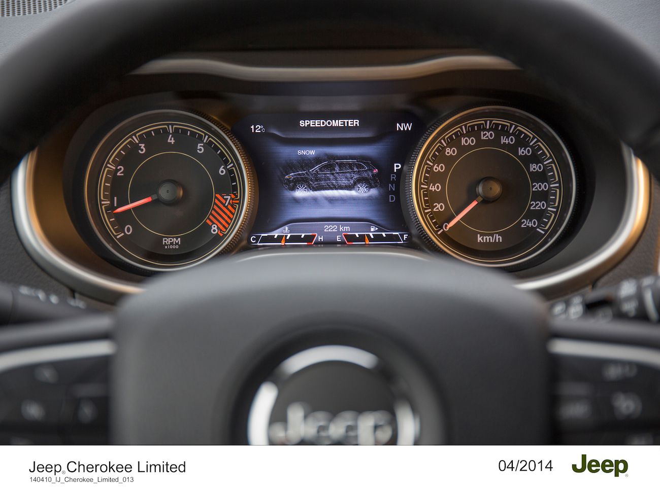 Tachometer und Drehzahlmesser eines Jeep Cherokee Limited. Digitale Anzeige zwischen den Instrumenten. Foto aus dem April 2014.