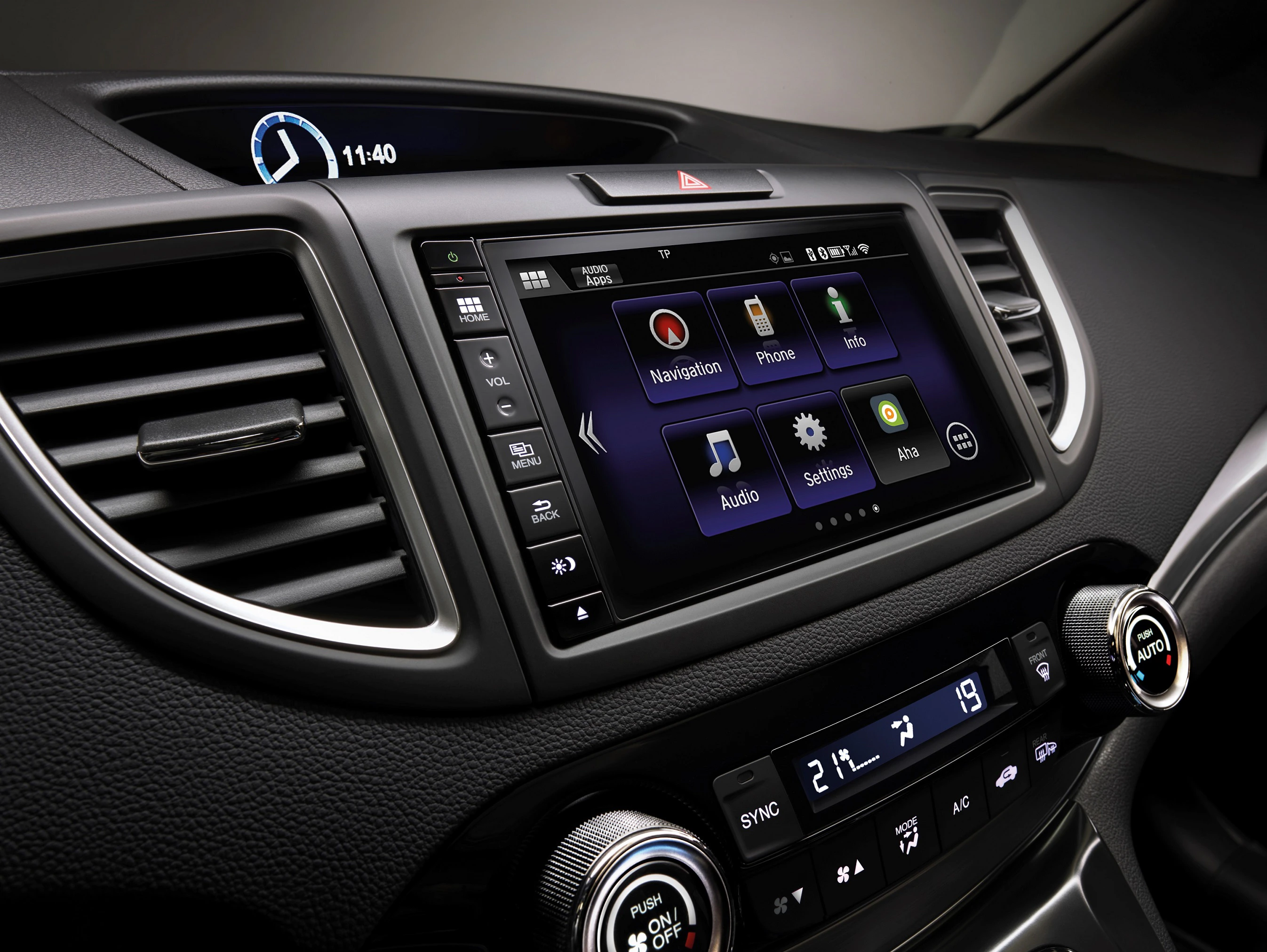 Touchscreen-Monitor im Auto mit Navigations- und Audiofunktionen. Klimaanlagenschalter darunter, Uhrzeit oben links angezeigt: 11:40.