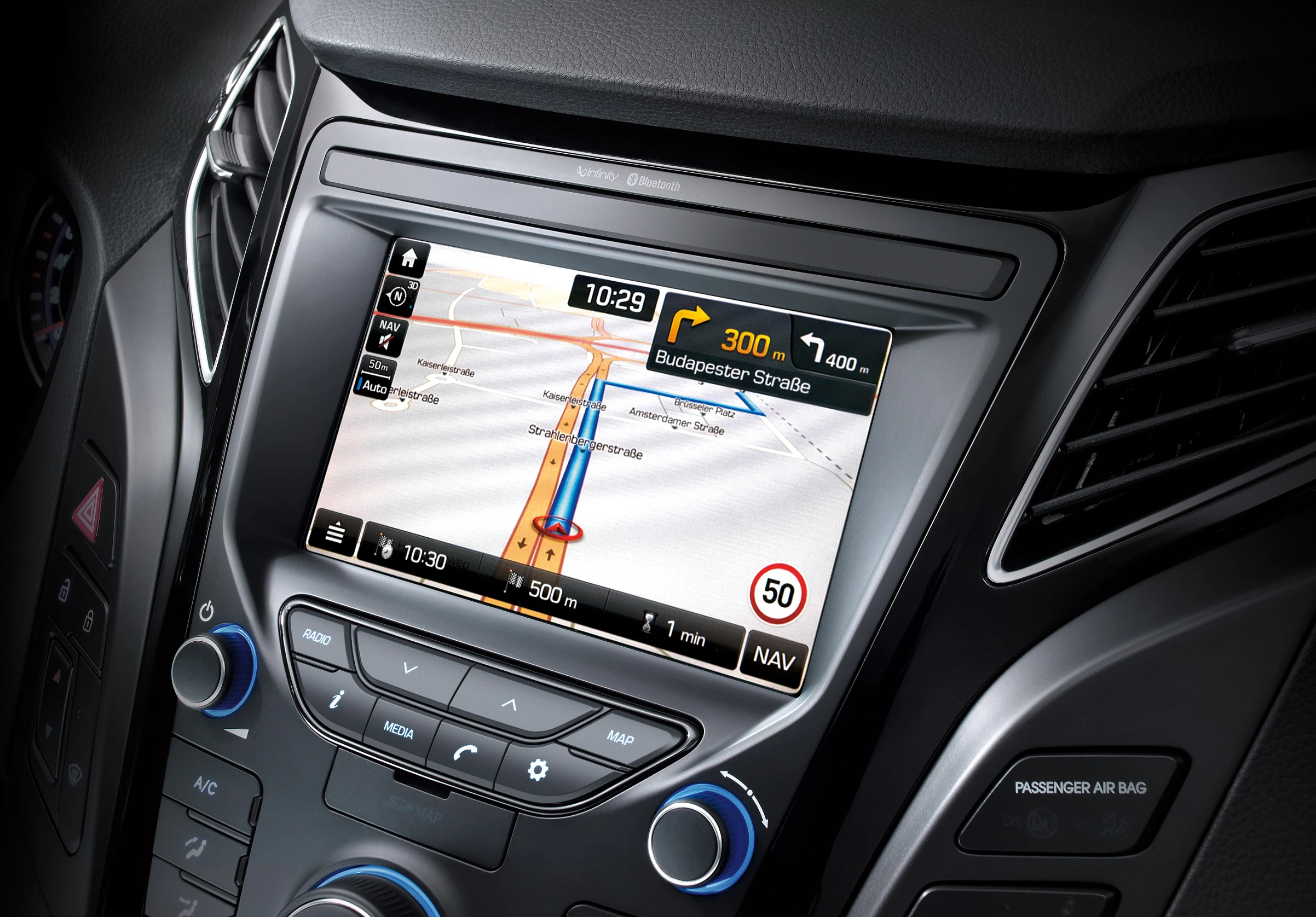 Navigationssystem in einem Auto zeigt eine Route auf der Budapester Straße, mit Geschwindigkeitshinweis und aktuellen Zeitinformationen.