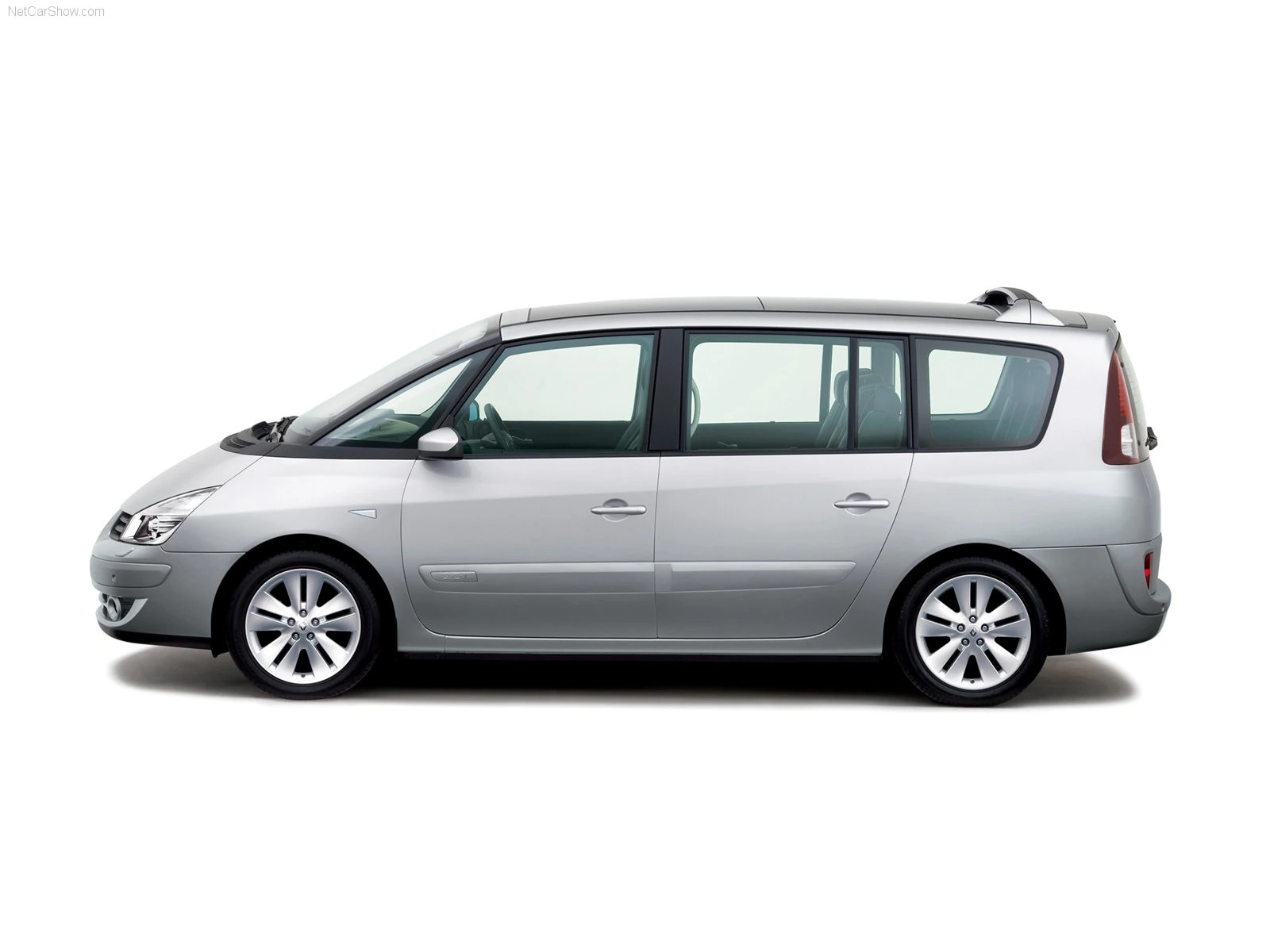 Silberner Minivan mit fünf Türen und glatten Linien, seitlich gesehen, vor weißem Hintergrund.