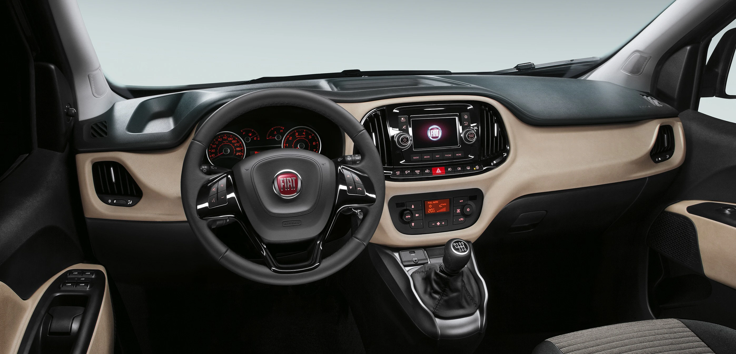 Innenraum eines Autos mit modernem Armaturenbrett, Lenkrad mit Fiat-Logo, Touchscreen, Drehknöpfen und Schalthebel.