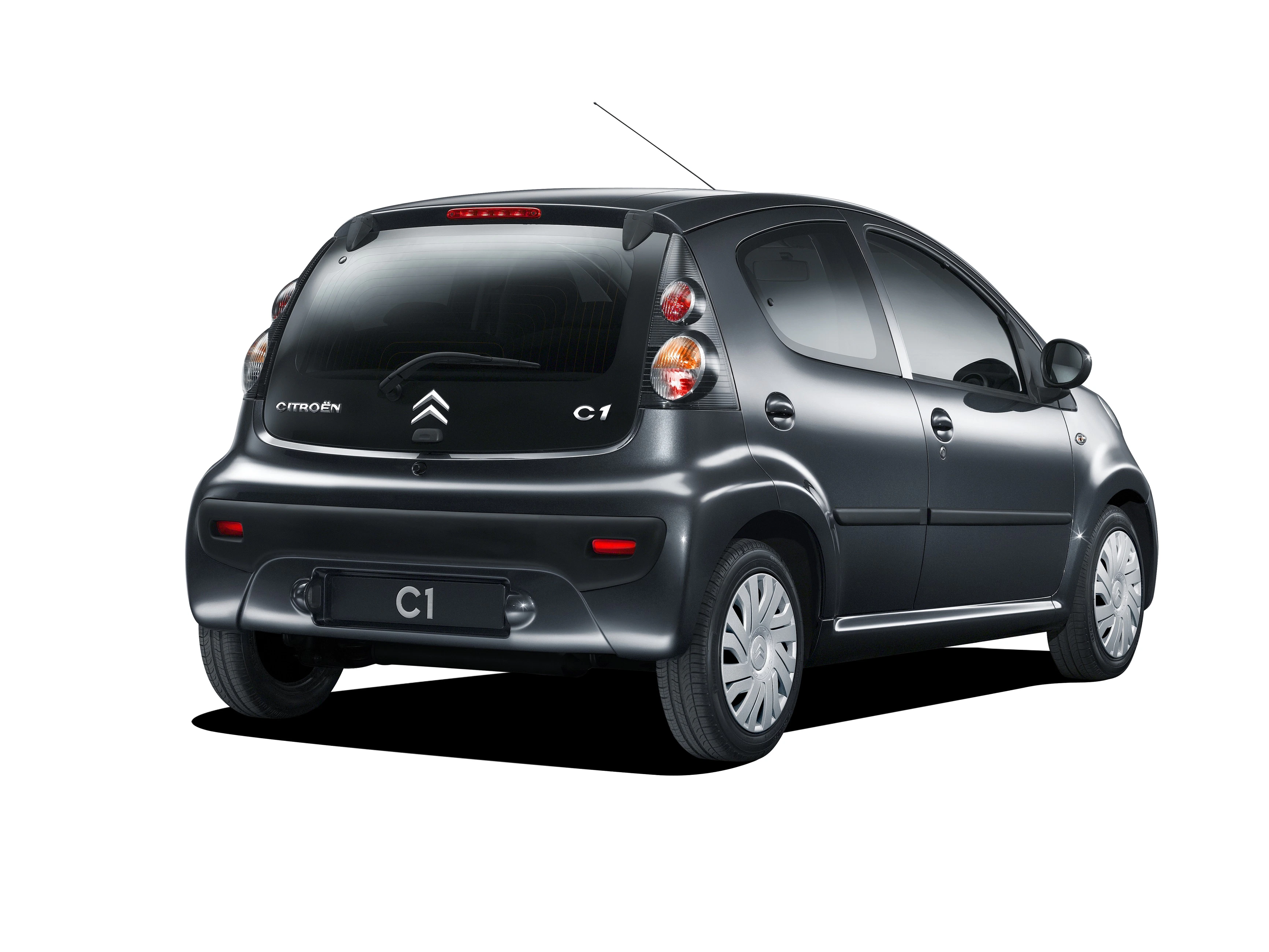 Schwarzer Citroën C1 von hinten, parkend auf weißem Hintergrund, mit getönten Heckscheiben und runden Rücklichtern.