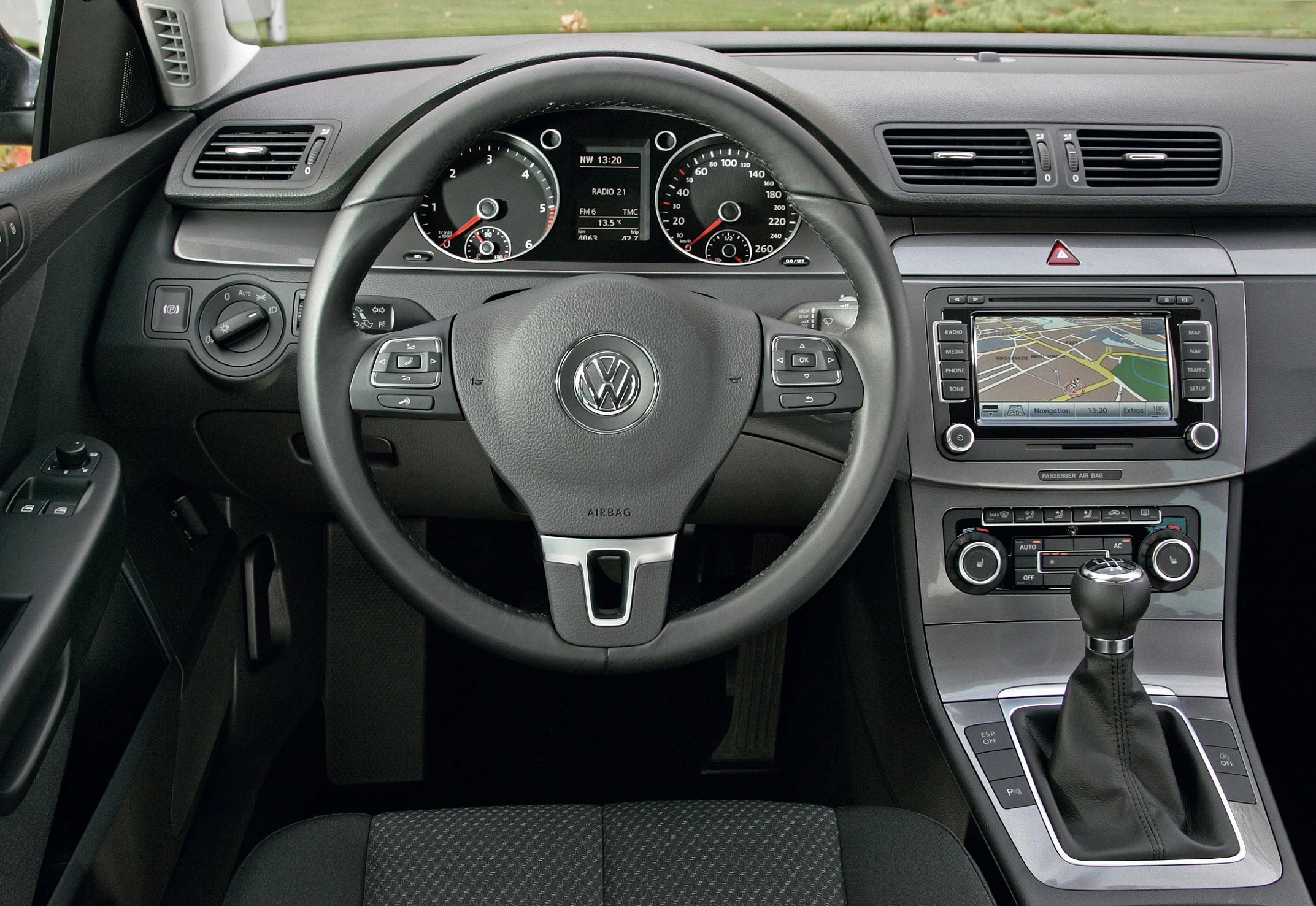 Innenraum eines Volkswagen mit Lenkrad, Armaturenbrett, Geschwindigkeitsanzeige und Navigationssystem in der Mittelkonsole.