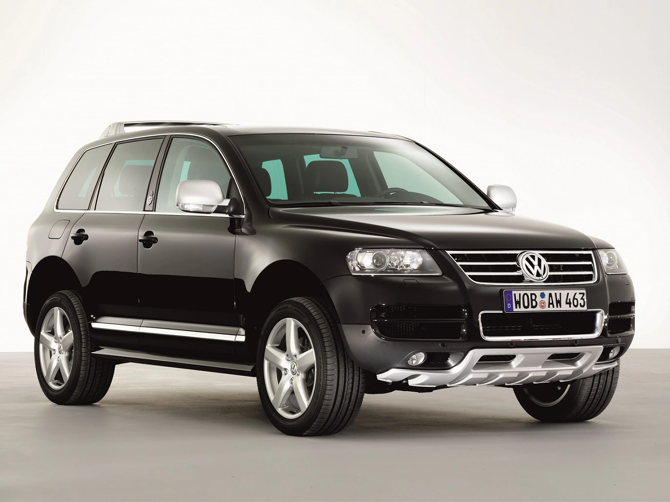 Schwarzer SUV mit silbernen Akzenten vor hellem Hintergrund, seitliche Vorderansicht. Automarke-Logo auf dem Kühlergrill sichtbar.