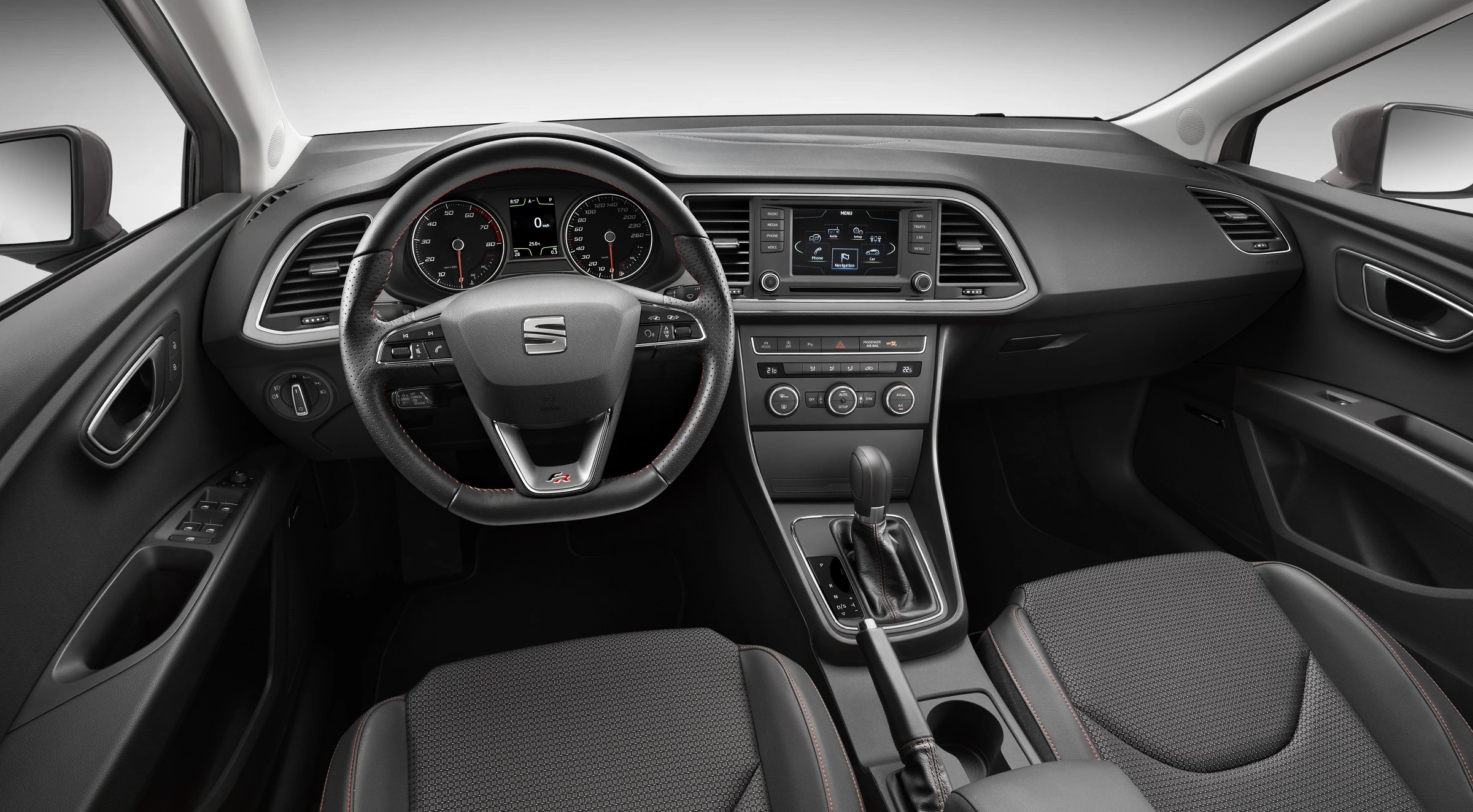 Innenraum eines Autos mit modernem Armaturenbrett, Multifunktionslenkrad, Display und Automatikgetriebe. Elegante schwarze Sitze.