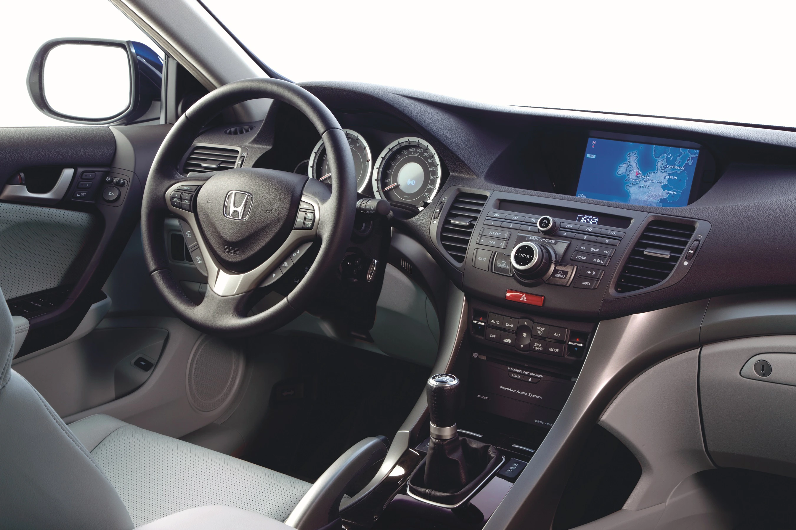 Innenraum eines Honda-Autos mit Lenkrad, Schaltgetriebe, GPS-Bildschirm und Klimaanlagensteuerung, modern und gut ausgestattet.