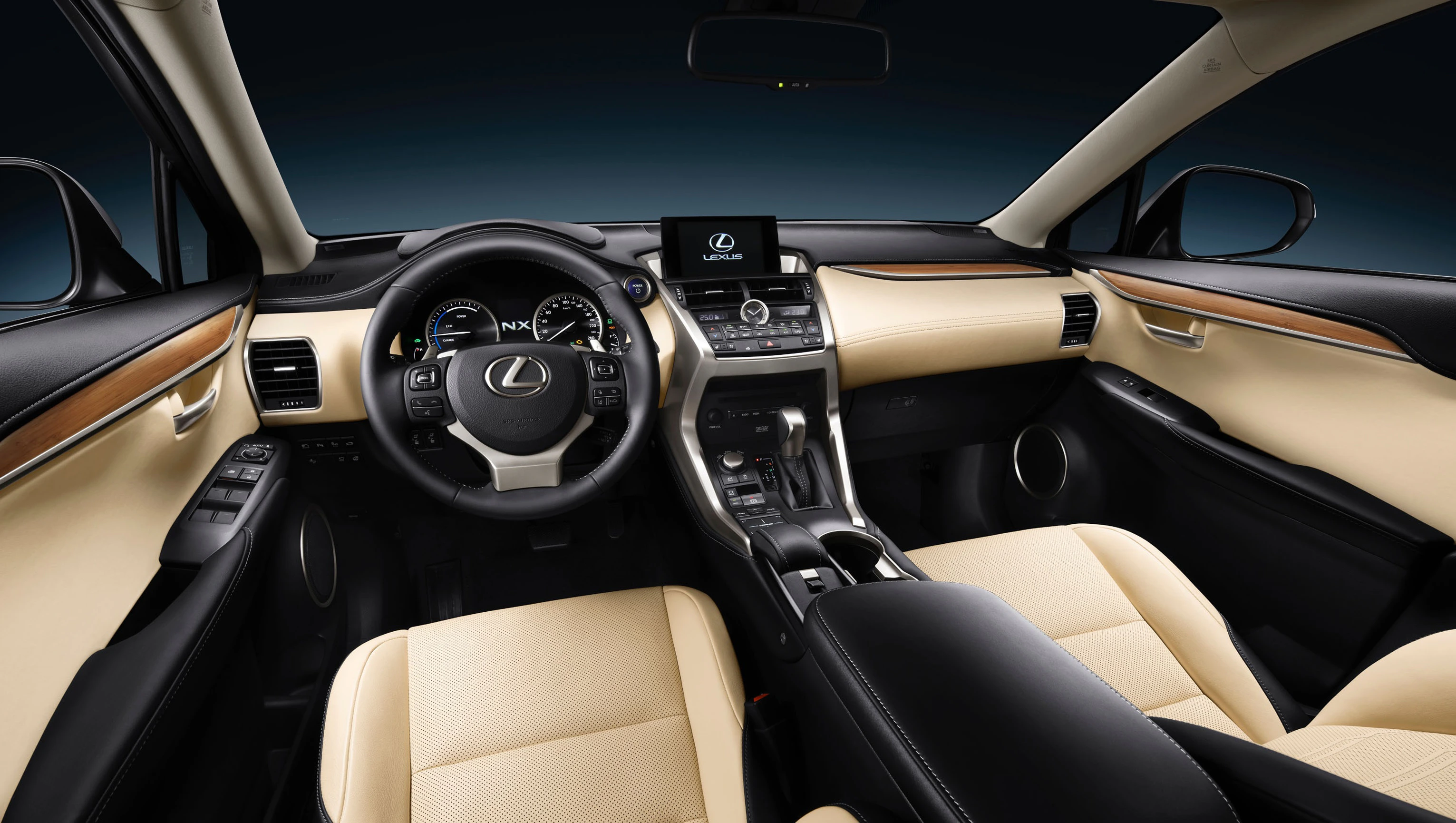 Innenraum eines Lexus-Autos mit beigen Ledersitzen, schwarzem Lenkrad, Holzverzierungen und modernem Armaturenbrett. Hochwertige Ausstattung.